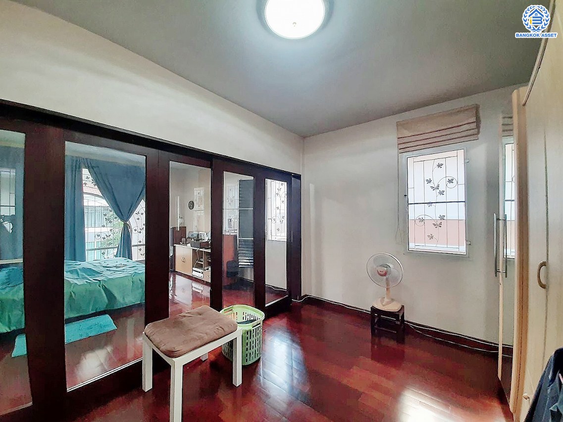 *****บ้านเดี่ยวมือสองกรุงเทพฯ โครงการ ลลิล อินเดอะพาร์ค วัชรพล-พหลโยธิน เนื้อที่ดิน 54.40 ตร.ว. พื้นที่ใช้สอย 156.76 ตร.ม. ฟังก์ชัน 3 ห้องนอน 2 ห้องน้ำ 2 ที่จอดรถ แถมฟรี! เครื่องปรับอากาศ, เครื่องทำน้ำอุ่น บนทำเลเดินทางสะดวก เชื่อมต่อถนนวชัรพล, ถนนเทพรักษ์, ถนนสุขาภิบาล5, ถนนพหลโยธิน ใกล้รถไฟฟ้าสายสีชมพู "สถานีวชัรพล" และใกล้จุดขึ้นทางด่วน "รามอินทรา-อาจณรงค์"