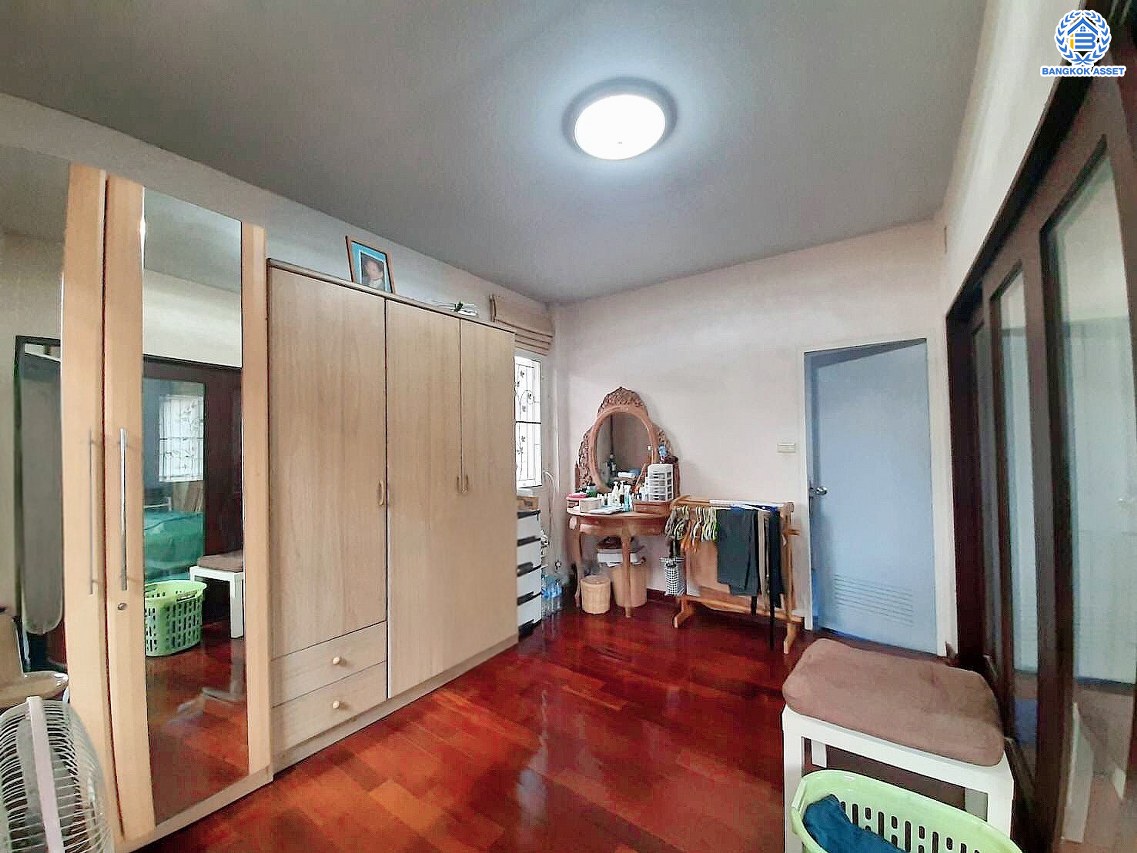 *****บ้านเดี่ยวมือสองกรุงเทพฯ โครงการ ลลิล อินเดอะพาร์ค วัชรพล-พหลโยธิน เนื้อที่ดิน 54.40 ตร.ว. พื้นที่ใช้สอย 156.76 ตร.ม. ฟังก์ชัน 3 ห้องนอน 2 ห้องน้ำ 2 ที่จอดรถ แถมฟรี! เครื่องปรับอากาศ, เครื่องทำน้ำอุ่น บนทำเลเดินทางสะดวก เชื่อมต่อถนนวชัรพล, ถนนเทพรักษ์, ถนนสุขาภิบาล5, ถนนพหลโยธิน ใกล้รถไฟฟ้าสายสีชมพู "สถานีวชัรพล" และใกล้จุดขึ้นทางด่วน "รามอินทรา-อาจณรงค์"