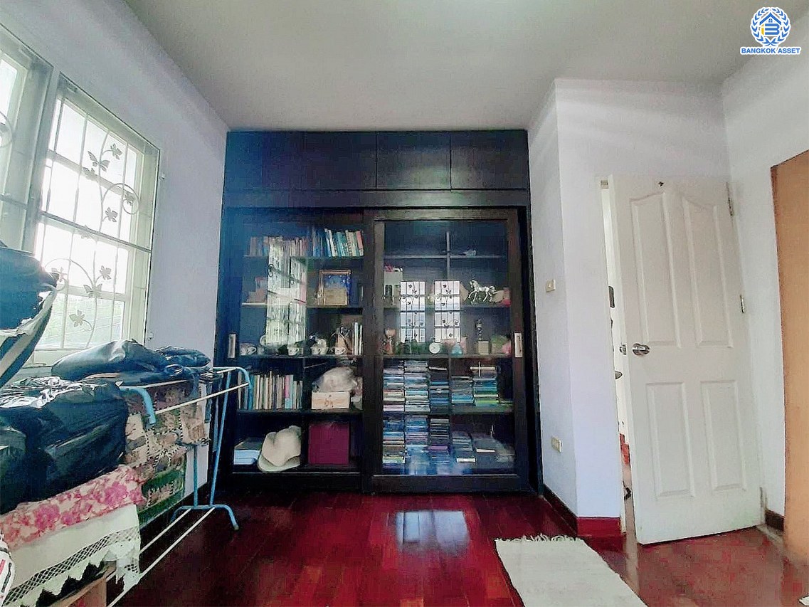 *****บ้านเดี่ยวมือสองกรุงเทพฯ โครงการ ลลิล อินเดอะพาร์ค วัชรพล-พหลโยธิน เนื้อที่ดิน 54.40 ตร.ว. พื้นที่ใช้สอย 156.76 ตร.ม. ฟังก์ชัน 3 ห้องนอน 2 ห้องน้ำ 2 ที่จอดรถ แถมฟรี! เครื่องปรับอากาศ, เครื่องทำน้ำอุ่น บนทำเลเดินทางสะดวก เชื่อมต่อถนนวชัรพล, ถนนเทพรักษ์, ถนนสุขาภิบาล5, ถนนพหลโยธิน ใกล้รถไฟฟ้าสายสีชมพู "สถานีวชัรพล" และใกล้จุดขึ้นทางด่วน "รามอินทรา-อาจณรงค์"