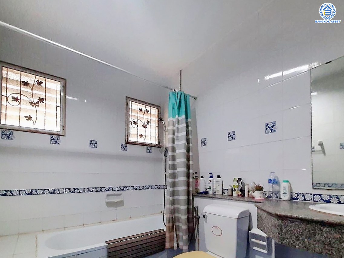 *****บ้านเดี่ยวมือสองกรุงเทพฯ โครงการ ลลิล อินเดอะพาร์ค วัชรพล-พหลโยธิน เนื้อที่ดิน 54.40 ตร.ว. พื้นที่ใช้สอย 156.76 ตร.ม. ฟังก์ชัน 3 ห้องนอน 2 ห้องน้ำ 2 ที่จอดรถ แถมฟรี! เครื่องปรับอากาศ, เครื่องทำน้ำอุ่น บนทำเลเดินทางสะดวก เชื่อมต่อถนนวชัรพล, ถนนเทพรักษ์, ถนนสุขาภิบาล5, ถนนพหลโยธิน ใกล้รถไฟฟ้าสายสีชมพู "สถานีวชัรพล" และใกล้จุดขึ้นทางด่วน "รามอินทรา-อาจณรงค์"