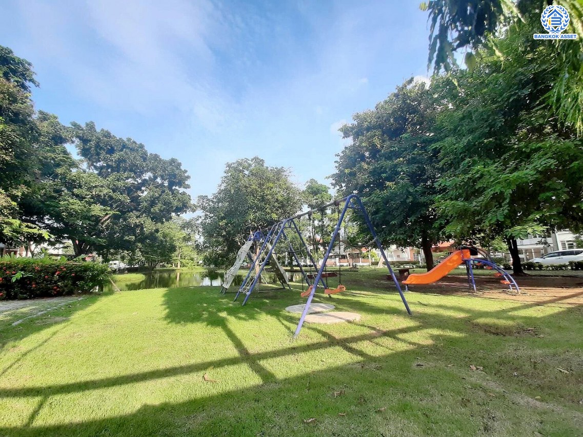 *****บ้านเดี่ยวมือสองกรุงเทพฯ โครงการ ลลิล อินเดอะพาร์ค วัชรพล-พหลโยธิน เนื้อที่ดิน 54.40 ตร.ว. พื้นที่ใช้สอย 156.76 ตร.ม. ฟังก์ชัน 3 ห้องนอน 2 ห้องน้ำ 2 ที่จอดรถ แถมฟรี! เครื่องปรับอากาศ, เครื่องทำน้ำอุ่น บนทำเลเดินทางสะดวก เชื่อมต่อถนนวชัรพล, ถนนเทพรักษ์, ถนนสุขาภิบาล5, ถนนพหลโยธิน ใกล้รถไฟฟ้าสายสีชมพู "สถานีวชัรพล" และใกล้จุดขึ้นทางด่วน "รามอินทรา-อาจณรงค์"