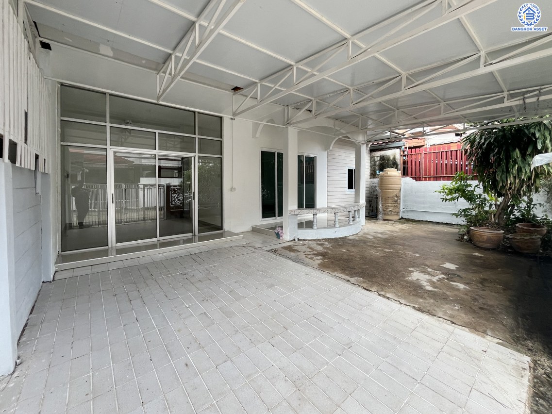 *****บ้านแฝดมือสองนนทบุรี โครงการ ซื่อตรง รัตนาธิเบศร์ เนื้อที่ 40 ตร.ว. พื้นที่ใช้สอย 96 ตร.ม. ฟังก์ชัน 4 ห้องนอน 2 ห้องน้ำ 1 ที่จอดรถ บนทำเลดีเชื่อมต่อถนนรัตนาธิเบศร์ ถนนราชพฤกษ์ ใกล้รถไฟฟ้าสายสีม่วง "สถานีไทรม้า" และจุดขึ้นทางด่วน "งามวงศ์วาน" พร้อมเข้าอยู่