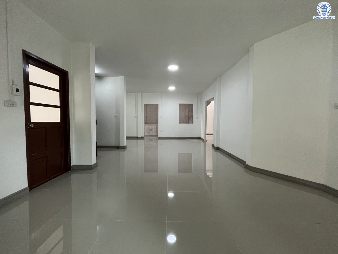 *****บ้านแฝดมือสองนนทบุรี โครงการ ซื่อตรง รัตนาธิเบศร์ เนื้อที่ 40 ตร.ว. พื้นที่ใช้สอย 96 ตร.ม. ฟังก์ชัน 4 ห้องนอน 2 ห้องน้ำ 1 ที่จอดรถ บนทำเลดีเชื่อมต่อถนนรัตนาธิเบศร์ ถนนราชพฤกษ์ ใกล้รถไฟฟ้าสายสีม่วง "สถานีไทรม้า" และจุดขึ้นทางด่วน "งามวงศ์วาน" พร้อมเข้าอยู่