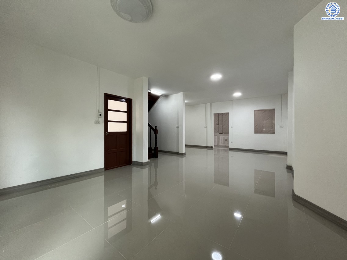 *****บ้านแฝดมือสองนนทบุรี โครงการ ซื่อตรง รัตนาธิเบศร์ เนื้อที่ 40 ตร.ว. พื้นที่ใช้สอย 96 ตร.ม. ฟังก์ชัน 4 ห้องนอน 2 ห้องน้ำ 1 ที่จอดรถ บนทำเลดีเชื่อมต่อถนนรัตนาธิเบศร์ ถนนราชพฤกษ์ ใกล้รถไฟฟ้าสายสีม่วง "สถานีไทรม้า" และจุดขึ้นทางด่วน "งามวงศ์วาน" พร้อมเข้าอยู่