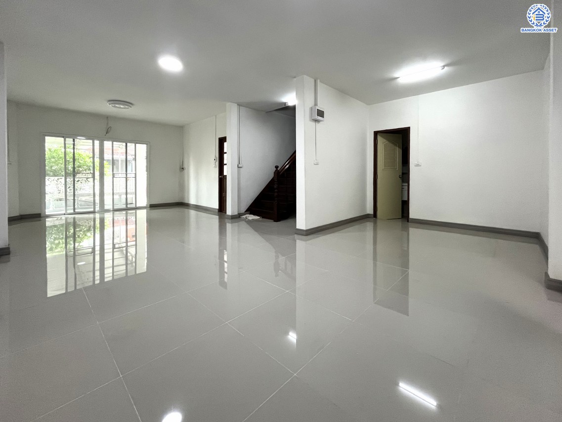 *****บ้านแฝดมือสองนนทบุรี โครงการ ซื่อตรง รัตนาธิเบศร์ เนื้อที่ 40 ตร.ว. พื้นที่ใช้สอย 96 ตร.ม. ฟังก์ชัน 4 ห้องนอน 2 ห้องน้ำ 1 ที่จอดรถ บนทำเลดีเชื่อมต่อถนนรัตนาธิเบศร์ ถนนราชพฤกษ์ ใกล้รถไฟฟ้าสายสีม่วง "สถานีไทรม้า" และจุดขึ้นทางด่วน "งามวงศ์วาน" พร้อมเข้าอยู่