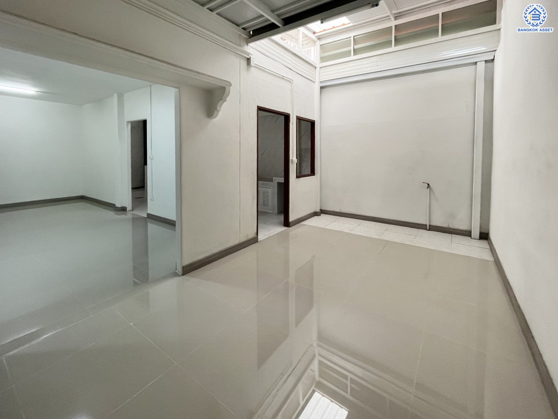 *****บ้านแฝดมือสองนนทบุรี โครงการ ซื่อตรง รัตนาธิเบศร์ เนื้อที่ 40 ตร.ว. พื้นที่ใช้สอย 96 ตร.ม. ฟังก์ชัน 4 ห้องนอน 2 ห้องน้ำ 1 ที่จอดรถ บนทำเลดีเชื่อมต่อถนนรัตนาธิเบศร์ ถนนราชพฤกษ์ ใกล้รถไฟฟ้าสายสีม่วง "สถานีไทรม้า" และจุดขึ้นทางด่วน "งามวงศ์วาน" พร้อมเข้าอยู่