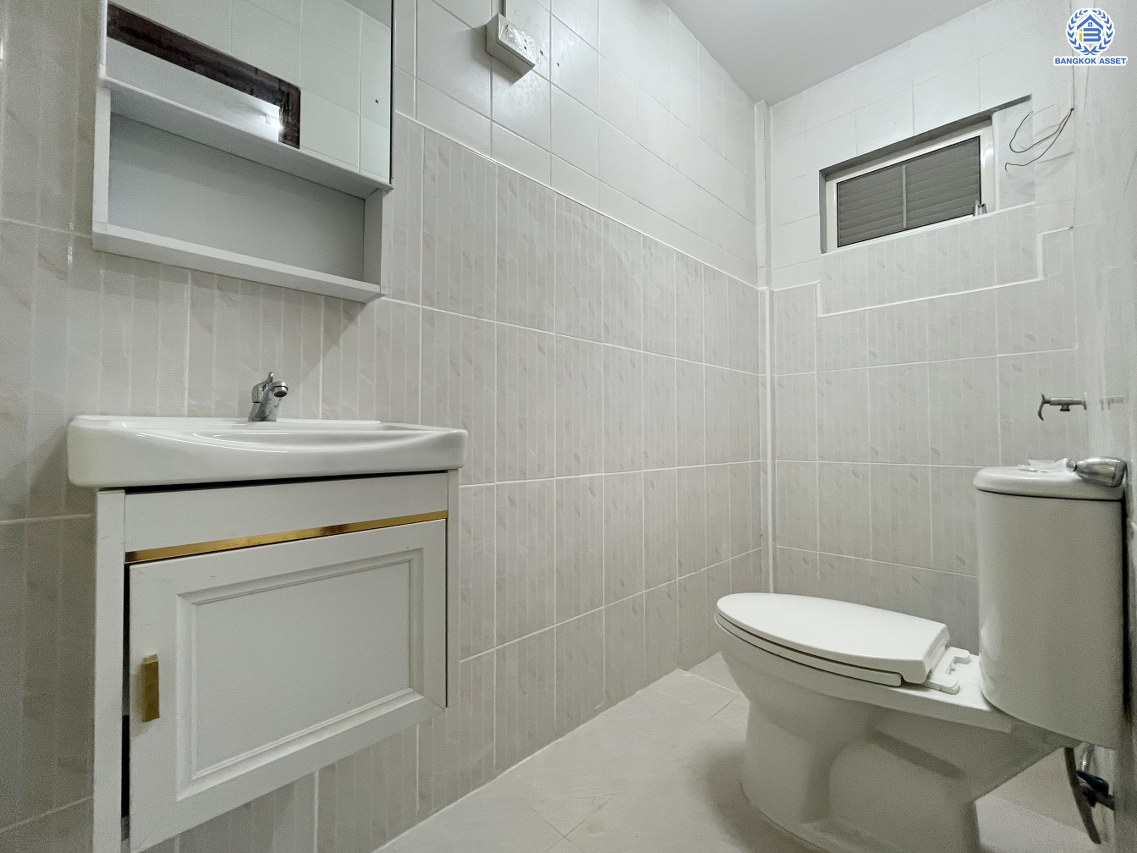 *****บ้านแฝดมือสองนนทบุรี โครงการ ซื่อตรง รัตนาธิเบศร์ เนื้อที่ 40 ตร.ว. พื้นที่ใช้สอย 96 ตร.ม. ฟังก์ชัน 4 ห้องนอน 2 ห้องน้ำ 1 ที่จอดรถ บนทำเลดีเชื่อมต่อถนนรัตนาธิเบศร์ ถนนราชพฤกษ์ ใกล้รถไฟฟ้าสายสีม่วง "สถานีไทรม้า" และจุดขึ้นทางด่วน "งามวงศ์วาน" พร้อมเข้าอยู่