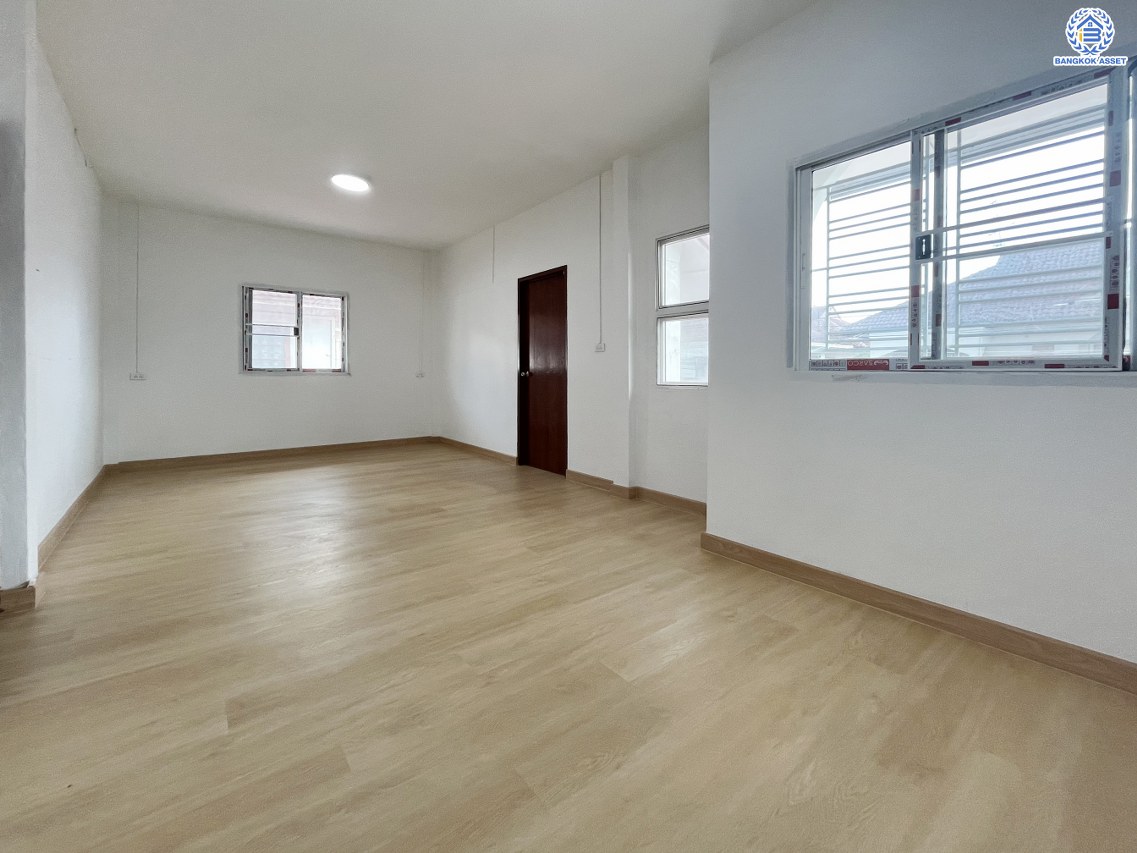 *****บ้านแฝดมือสองนนทบุรี โครงการ ซื่อตรง รัตนาธิเบศร์ เนื้อที่ 40 ตร.ว. พื้นที่ใช้สอย 96 ตร.ม. ฟังก์ชัน 4 ห้องนอน 2 ห้องน้ำ 1 ที่จอดรถ บนทำเลดีเชื่อมต่อถนนรัตนาธิเบศร์ ถนนราชพฤกษ์ ใกล้รถไฟฟ้าสายสีม่วง "สถานีไทรม้า" และจุดขึ้นทางด่วน "งามวงศ์วาน" พร้อมเข้าอยู่