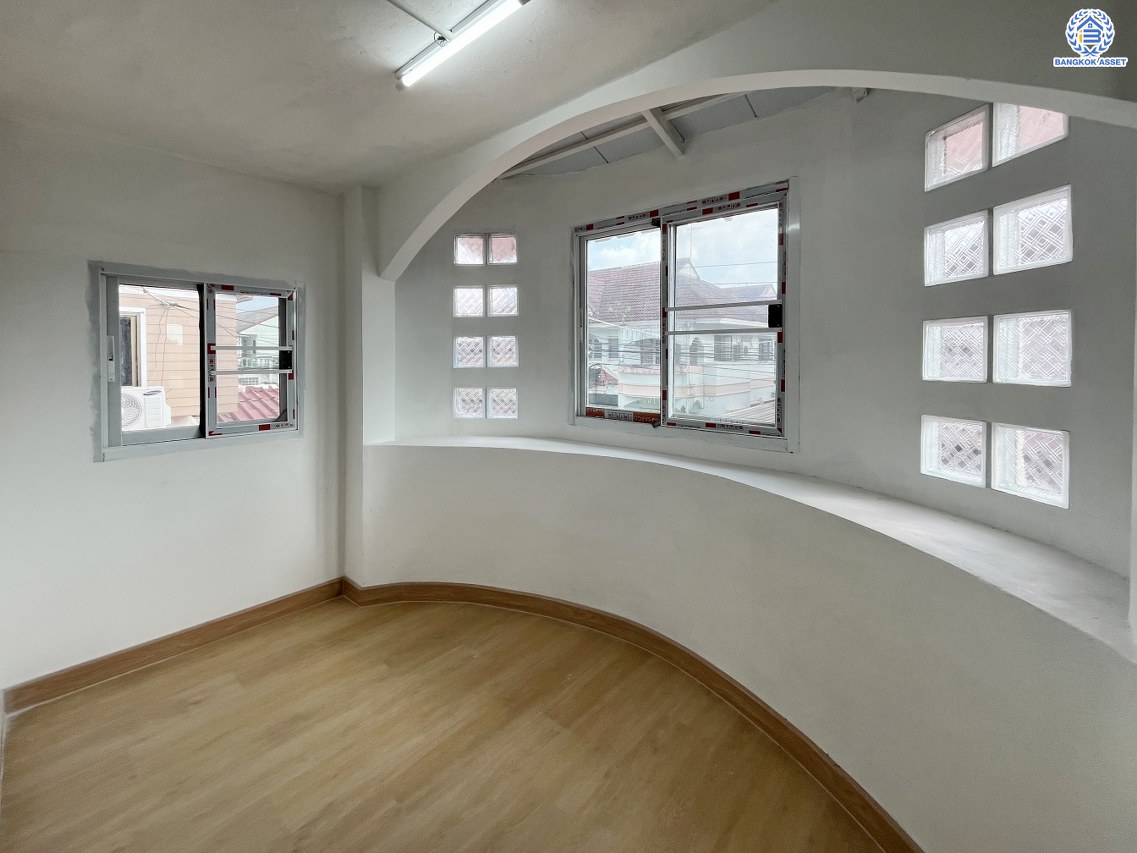 *****บ้านแฝดมือสองนนทบุรี โครงการ ซื่อตรง รัตนาธิเบศร์ เนื้อที่ 40 ตร.ว. พื้นที่ใช้สอย 96 ตร.ม. ฟังก์ชัน 4 ห้องนอน 2 ห้องน้ำ 1 ที่จอดรถ บนทำเลดีเชื่อมต่อถนนรัตนาธิเบศร์ ถนนราชพฤกษ์ ใกล้รถไฟฟ้าสายสีม่วง "สถานีไทรม้า" และจุดขึ้นทางด่วน "งามวงศ์วาน" พร้อมเข้าอยู่