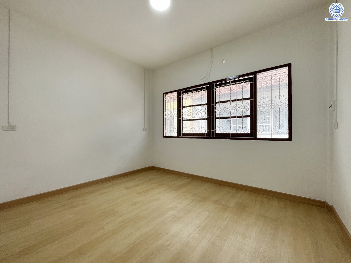 *****บ้านแฝดมือสองนนทบุรี โครงการ ซื่อตรง รัตนาธิเบศร์ เนื้อที่ 40 ตร.ว. พื้นที่ใช้สอย 96 ตร.ม. ฟังก์ชัน 4 ห้องนอน 2 ห้องน้ำ 1 ที่จอดรถ บนทำเลดีเชื่อมต่อถนนรัตนาธิเบศร์ ถนนราชพฤกษ์ ใกล้รถไฟฟ้าสายสีม่วง "สถานีไทรม้า" และจุดขึ้นทางด่วน "งามวงศ์วาน" พร้อมเข้าอยู่