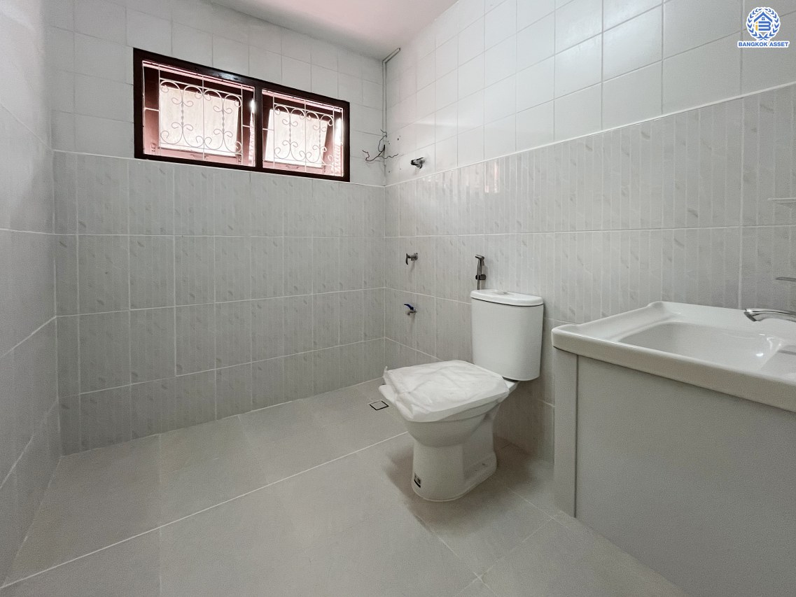 *****บ้านแฝดมือสองนนทบุรี โครงการ ซื่อตรง รัตนาธิเบศร์ เนื้อที่ 40 ตร.ว. พื้นที่ใช้สอย 96 ตร.ม. ฟังก์ชัน 4 ห้องนอน 2 ห้องน้ำ 1 ที่จอดรถ บนทำเลดีเชื่อมต่อถนนรัตนาธิเบศร์ ถนนราชพฤกษ์ ใกล้รถไฟฟ้าสายสีม่วง "สถานีไทรม้า" และจุดขึ้นทางด่วน "งามวงศ์วาน" พร้อมเข้าอยู่