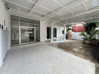 *****บ้านแฝดมือสองนนทบุรี โครงการ ซื่อตรง รัตนาธิเบศร์ เนื้อที่ 40 ตร.ว. พื้นที่ใช้สอย 96 ตร.ม. ฟังก์ชัน 4 ห้องนอน 2 ห้องน้ำ 1 ที่จอดรถ บนทำเลดีเชื่อมต่อถนนรัตนาธิเบศร์ ถนนราชพฤกษ์ ใกล้รถไฟฟ้าสายสีม่วง "สถานีไทรม้า" และจุดขึ้นทางด่วน "งามวงศ์วาน" พร้อมเข้าอยู่