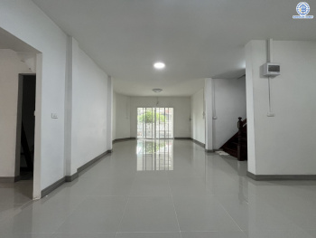 *****บ้านแฝดมือสองนนทบุรี โครงการ ซื่อตรง รัตนาธิเบศร์ เนื้อที่ 40 ตร.ว. พื้นที่ใช้สอย 96 ตร.ม. ฟังก์ชัน 4 ห้องนอน 2 ห้องน้ำ 1 ที่จอดรถ บนทำเลดีเชื่อมต่อถนนรัตนาธิเบศร์ ถนนราชพฤกษ์ ใกล้รถไฟฟ้าสายสีม่วง "สถานีไทรม้า" และจุดขึ้นทางด่วน "งามวงศ์วาน" พร้อมเข้าอยู่