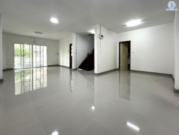 *****บ้านแฝดมือสองนนทบุรี โครงการ ซื่อตรง รัตนาธิเบศร์ เนื้อที่ 40 ตร.ว. พื้นที่ใช้สอย 96 ตร.ม. ฟังก์ชัน 4 ห้องนอน 2 ห้องน้ำ 1 ที่จอดรถ บนทำเลดีเชื่อมต่อถนนรัตนาธิเบศร์ ถนนราชพฤกษ์ ใกล้รถไฟฟ้าสายสีม่วง "สถานีไทรม้า" และจุดขึ้นทางด่วน "งามวงศ์วาน" พร้อมเข้าอยู่