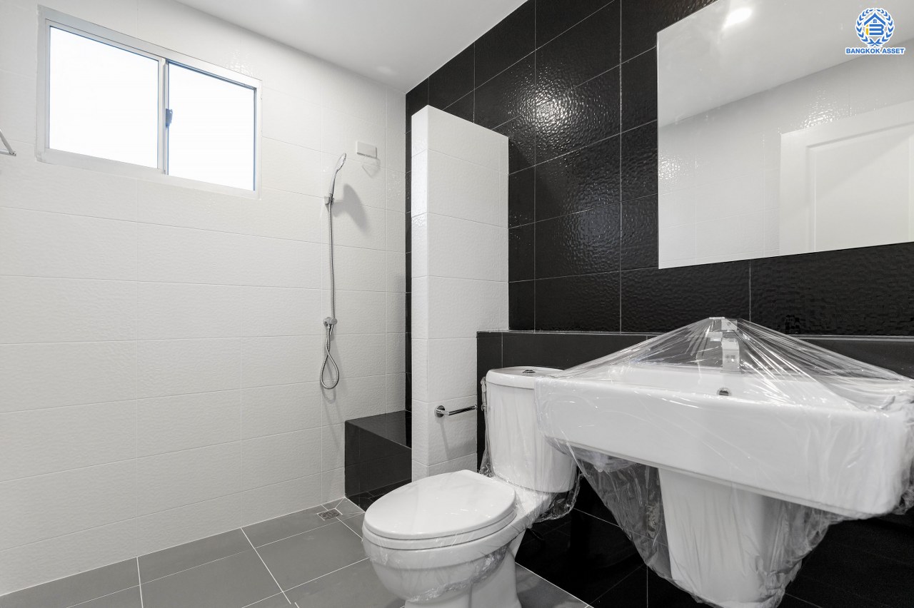 บ้านมือสองตกแต่งใหม่ โครงการ ชัยพฤกษ์ บางใหญ่ หลังริม บ้านเดี่ยวแบรนด์คุณภาพ L&H สภาพแวดล้อมดี พร้อม Facilities ครบครัน บนเนื้อที่ 52.50 ตร.ว. พื้นที่ใช้สอย 282.93 ตร.ม. ฟังก์ชัน 3 ห้องนอน 3 ห้องน้ำ จอดรถได้ 2 คัน บนทำเลเดินทางสะดวก ใกล้รถไฟฟ้าสายสีม่วง "สถานีคลองบางไผ่" และเพียง 5 นาทีถึงเซ็นทรัล เวสต์เกต