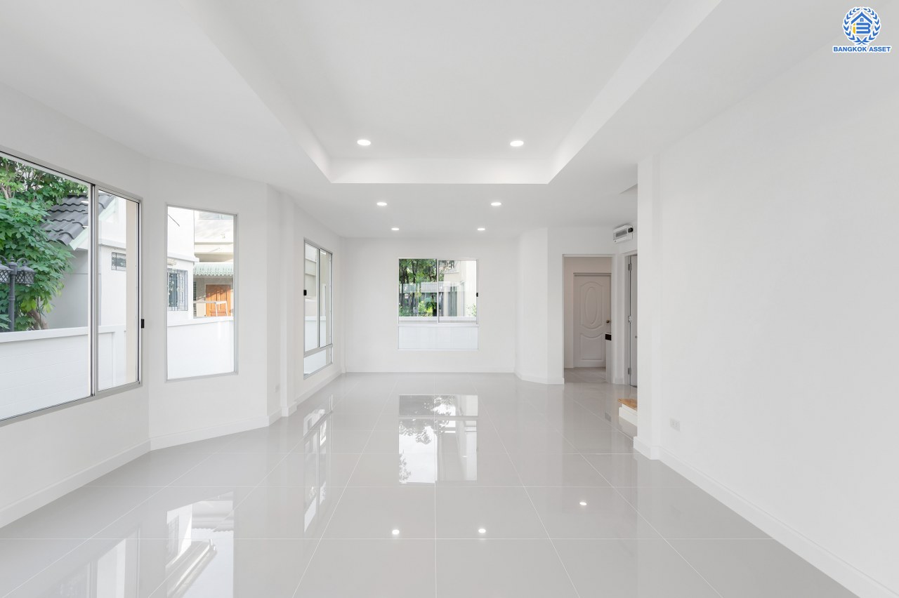 บ้านมือสองตกแต่งใหม่ โครงการ พฤกษ์ลดา ติวานนท์-ราชพฤกษ์ แบรนด์ L&H เนื้อที่ 50.70 ตร.ว. พื้นที่ใช้สอย 143.42 ตร.ม. ฟังก์ชัน 3 ห้องนอน 2 ห้องน้ำ จอดรถได้ 2 คัน บนทำเลติดถนนใหญ่ ถนน 345 เชื่อมต่อหลายเส้นทาง อาทิ ถนนราชพฤกษ์ ถนนชัยพฤกษ์ ถนนศรีสมาน ใกล้ทางด่วน "ศรีสมาน"...