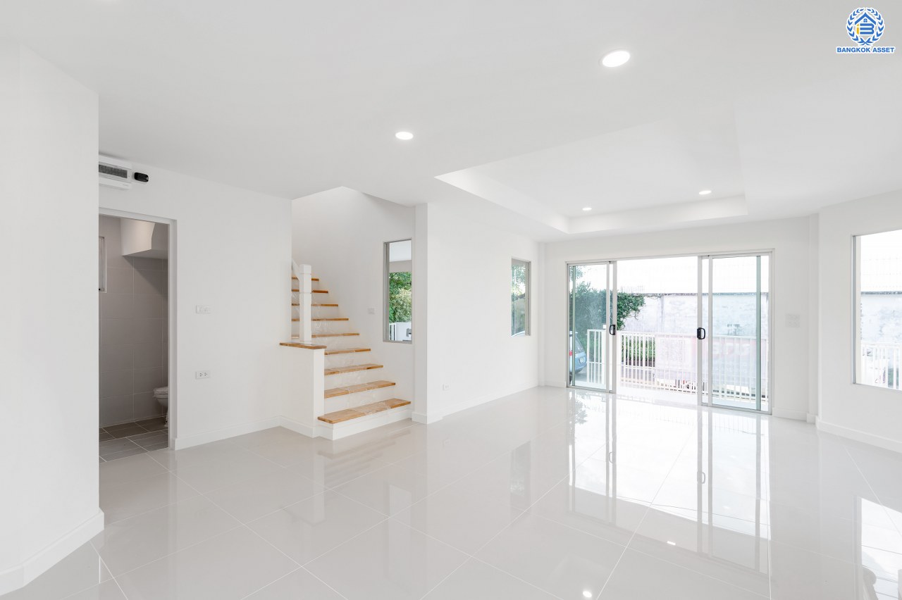 บ้านมือสองตกแต่งใหม่ โครงการ พฤกษ์ลดา ติวานนท์-ราชพฤกษ์ แบรนด์ L&H เนื้อที่ 50.70 ตร.ว. พื้นที่ใช้สอย 143.42 ตร.ม. ฟังก์ชัน 3 ห้องนอน 2 ห้องน้ำ จอดรถได้ 2 คัน บนทำเลติดถนนใหญ่ ถนน 345 เชื่อมต่อหลายเส้นทาง อาทิ ถนนราชพฤกษ์ ถนนชัยพฤกษ์ ถนนศรีสมาน ใกล้ทางด่วน "ศรีสมาน"...