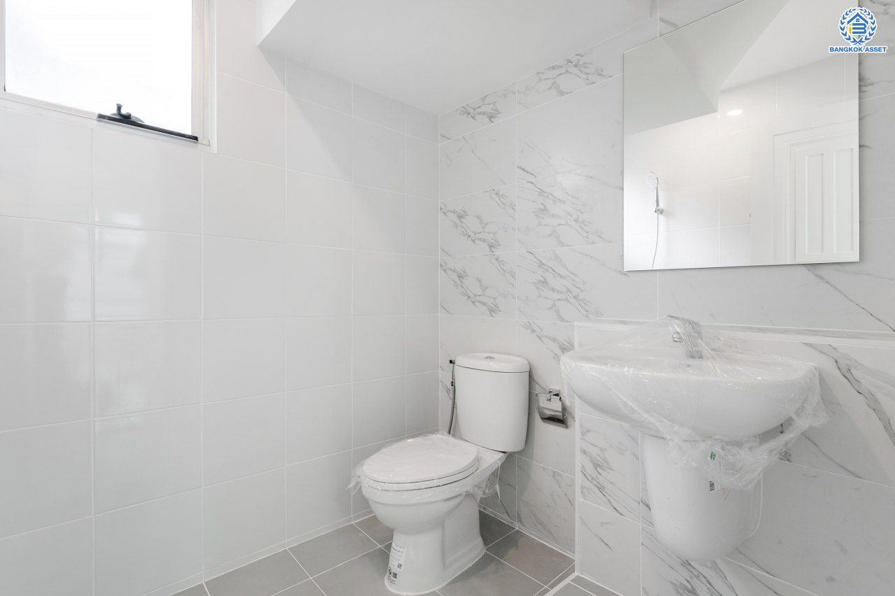 บ้านมือสองตกแต่งใหม่ โครงการ พฤกษ์ลดา ติวานนท์-ราชพฤกษ์ แบรนด์ L&H เนื้อที่ 50.70 ตร.ว. พื้นที่ใช้สอย 143.42 ตร.ม. ฟังก์ชัน 3 ห้องนอน 2 ห้องน้ำ จอดรถได้ 2 คัน บนทำเลติดถนนใหญ่ ถนน 345 เชื่อมต่อหลายเส้นทาง อาทิ ถนนราชพฤกษ์ ถนนชัยพฤกษ์ ถนนศรีสมาน ใกล้ทางด่วน "ศรีสมาน"...