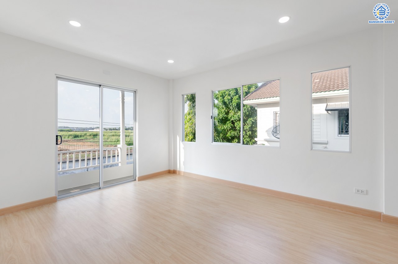 บ้านมือสองตกแต่งใหม่ โครงการ พฤกษ์ลดา ติวานนท์-ราชพฤกษ์ แบรนด์ L&H เนื้อที่ 50.70 ตร.ว. พื้นที่ใช้สอย 143.42 ตร.ม. ฟังก์ชัน 3 ห้องนอน 2 ห้องน้ำ จอดรถได้ 2 คัน บนทำเลติดถนนใหญ่ ถนน 345 เชื่อมต่อหลายเส้นทาง อาทิ ถนนราชพฤกษ์ ถนนชัยพฤกษ์ ถนนศรีสมาน ใกล้ทางด่วน "ศรีสมาน"...