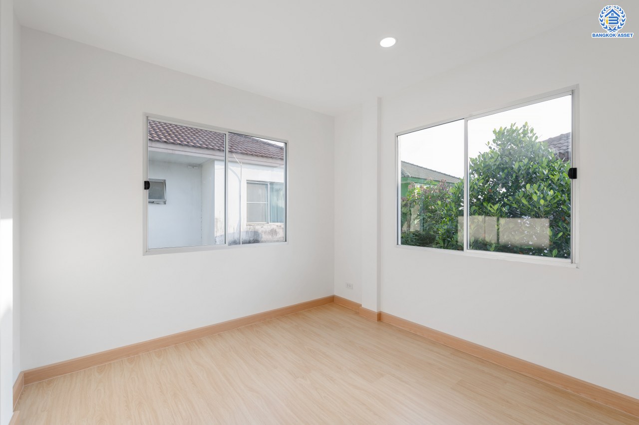 บ้านมือสองตกแต่งใหม่ โครงการ พฤกษ์ลดา ติวานนท์-ราชพฤกษ์ แบรนด์ L&H เนื้อที่ 50.70 ตร.ว. พื้นที่ใช้สอย 143.42 ตร.ม. ฟังก์ชัน 3 ห้องนอน 2 ห้องน้ำ จอดรถได้ 2 คัน บนทำเลติดถนนใหญ่ ถนน 345 เชื่อมต่อหลายเส้นทาง อาทิ ถนนราชพฤกษ์ ถนนชัยพฤกษ์ ถนนศรีสมาน ใกล้ทางด่วน "ศรีสมาน"...