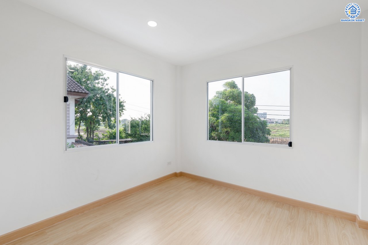 บ้านมือสองตกแต่งใหม่ โครงการ พฤกษ์ลดา ติวานนท์-ราชพฤกษ์ แบรนด์ L&H เนื้อที่ 50.70 ตร.ว. พื้นที่ใช้สอย 143.42 ตร.ม. ฟังก์ชัน 3 ห้องนอน 2 ห้องน้ำ จอดรถได้ 2 คัน บนทำเลติดถนนใหญ่ ถนน 345 เชื่อมต่อหลายเส้นทาง อาทิ ถนนราชพฤกษ์ ถนนชัยพฤกษ์ ถนนศรีสมาน ใกล้ทางด่วน "ศรีสมาน"...