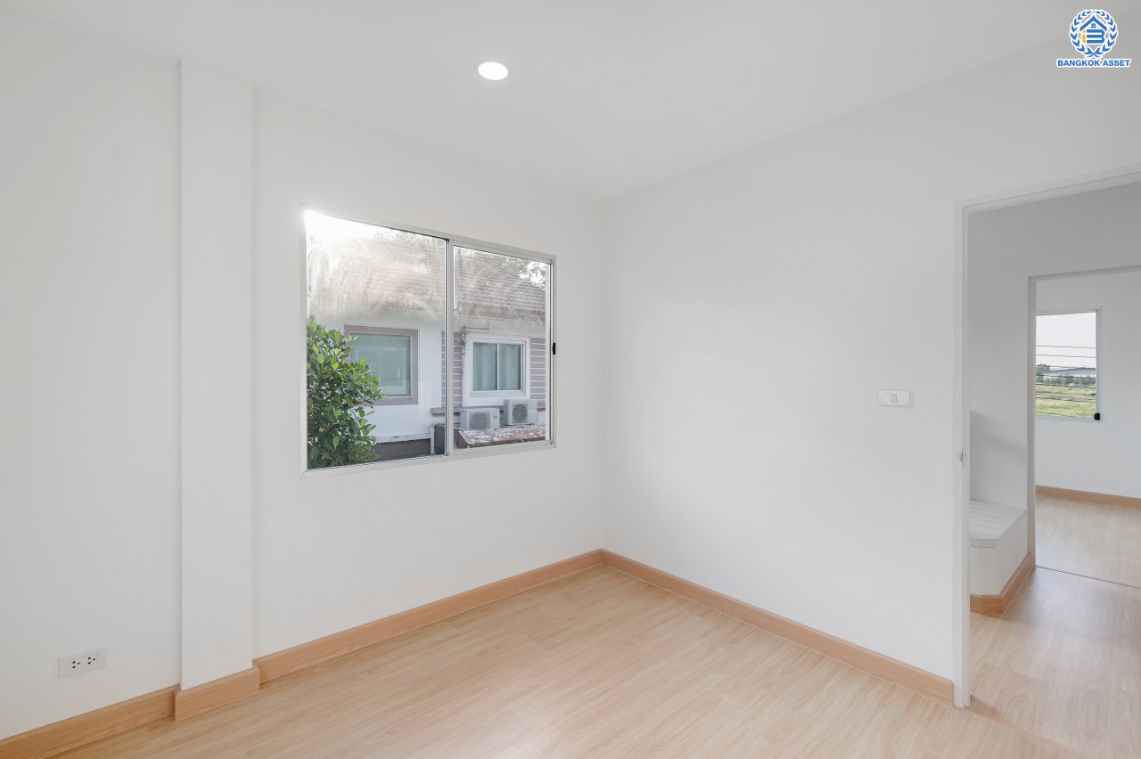 บ้านมือสองตกแต่งใหม่ โครงการ พฤกษ์ลดา ติวานนท์-ราชพฤกษ์ แบรนด์ L&H เนื้อที่ 50.70 ตร.ว. พื้นที่ใช้สอย 143.42 ตร.ม. ฟังก์ชัน 3 ห้องนอน 2 ห้องน้ำ จอดรถได้ 2 คัน บนทำเลติดถนนใหญ่ ถนน 345 เชื่อมต่อหลายเส้นทาง อาทิ ถนนราชพฤกษ์ ถนนชัยพฤกษ์ ถนนศรีสมาน ใกล้ทางด่วน "ศรีสมาน"...