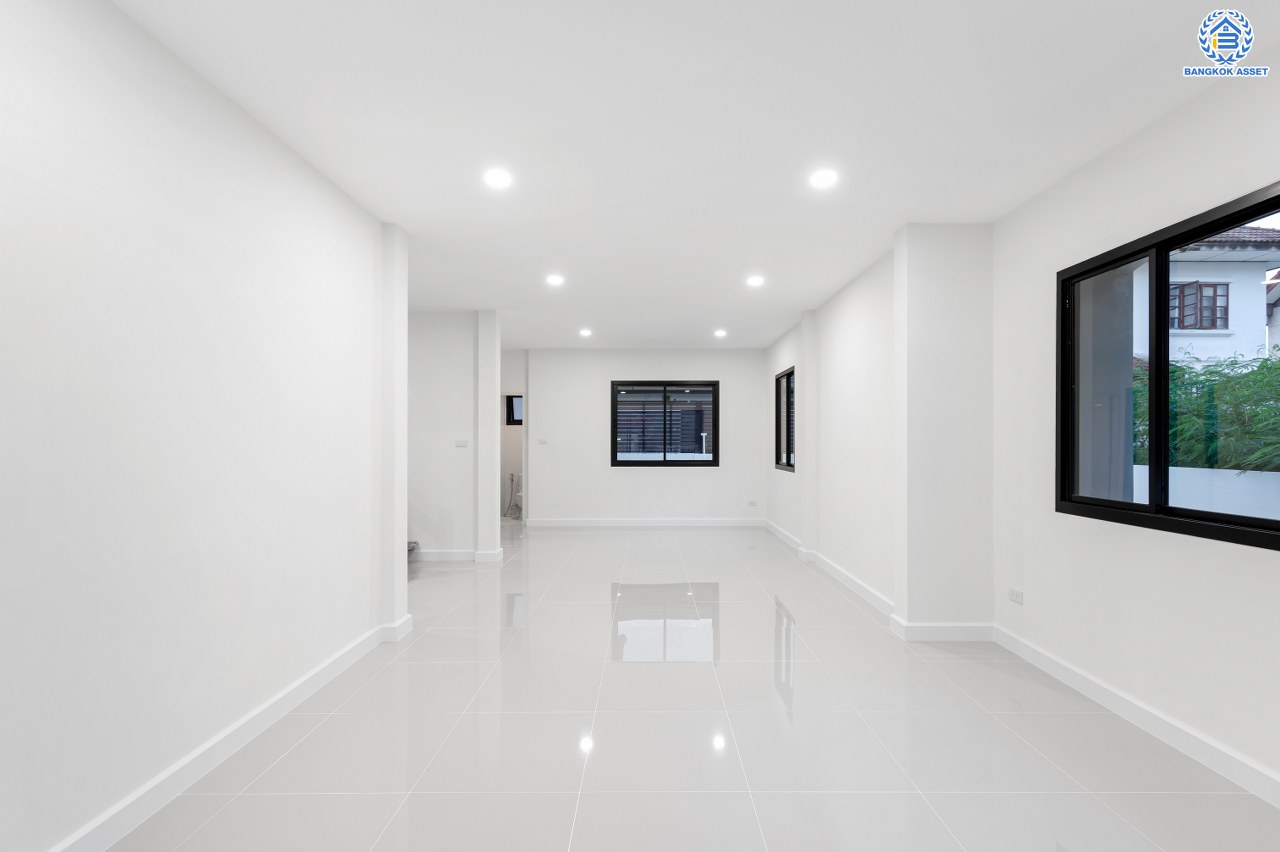 บ้านมือสองตกแต่งใหม่ คุณภาพแบรนด์ LH โครงการ ชลลดา บางบัวทอง เนื้อที่ 76 ตร.ว. พื้นที่ใช้สอย 230.18 ตร.ม. ตกแต่งหรูหรา ฟังก์ชันจัดเต็ม 3 ห้องนอน 2 ห้องน้ำ 1 ห้องอเนกประสงค์ จอดรถได้ 2 คัน พร้อม Facilities ครบ! บนทำเลคุณภาพ เชื่อมต่อได้หลายเส้นทาง ใกล้เซ็นทรัลเวสต์เกต และรถไฟฟ้าสายสีม่วง "สถานีบางพลู"