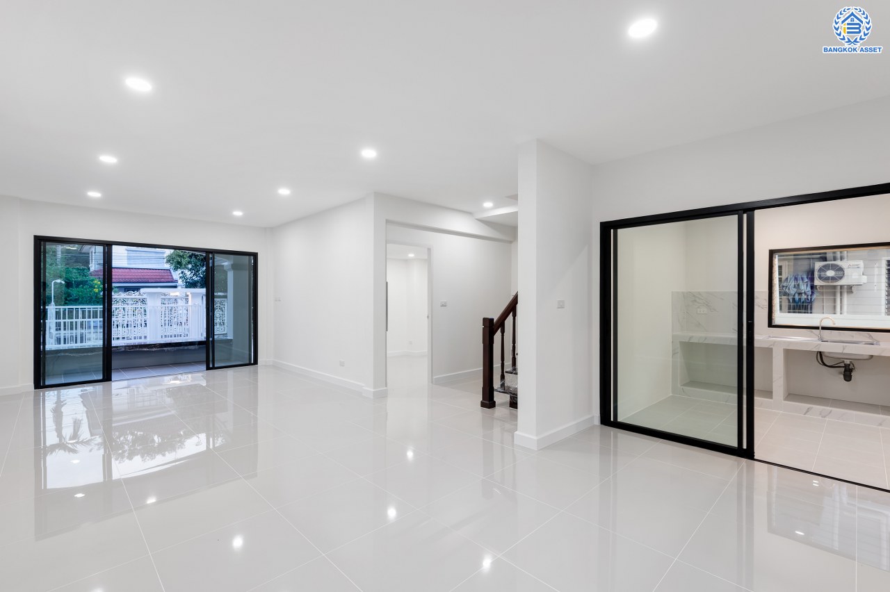 บ้านมือสองตกแต่งใหม่ คุณภาพแบรนด์ LH โครงการ ชลลดา บางบัวทอง เนื้อที่ 76 ตร.ว. พื้นที่ใช้สอย 230.18 ตร.ม. ตกแต่งหรูหรา ฟังก์ชันจัดเต็ม 3 ห้องนอน 2 ห้องน้ำ 1 ห้องอเนกประสงค์ จอดรถได้ 2 คัน พร้อม Facilities ครบ! บนทำเลคุณภาพ เชื่อมต่อได้หลายเส้นทาง ใกล้เซ็นทรัลเวสต์เกต และรถไฟฟ้าสายสีม่วง "สถานีบางพลู"