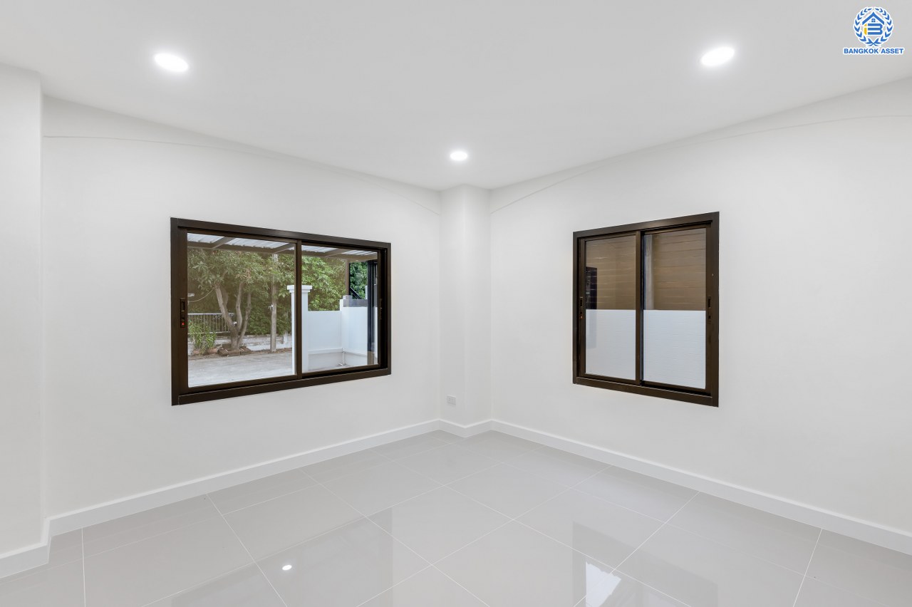 บ้านมือสองตกแต่งใหม่ คุณภาพแบรนด์ LH โครงการ ชลลดา บางบัวทอง เนื้อที่ 76 ตร.ว. พื้นที่ใช้สอย 230.18 ตร.ม. ตกแต่งหรูหรา ฟังก์ชันจัดเต็ม 3 ห้องนอน 2 ห้องน้ำ 1 ห้องอเนกประสงค์ จอดรถได้ 2 คัน พร้อม Facilities ครบ! บนทำเลคุณภาพ เชื่อมต่อได้หลายเส้นทาง ใกล้เซ็นทรัลเวสต์เกต และรถไฟฟ้าสายสีม่วง "สถานีบางพลู"