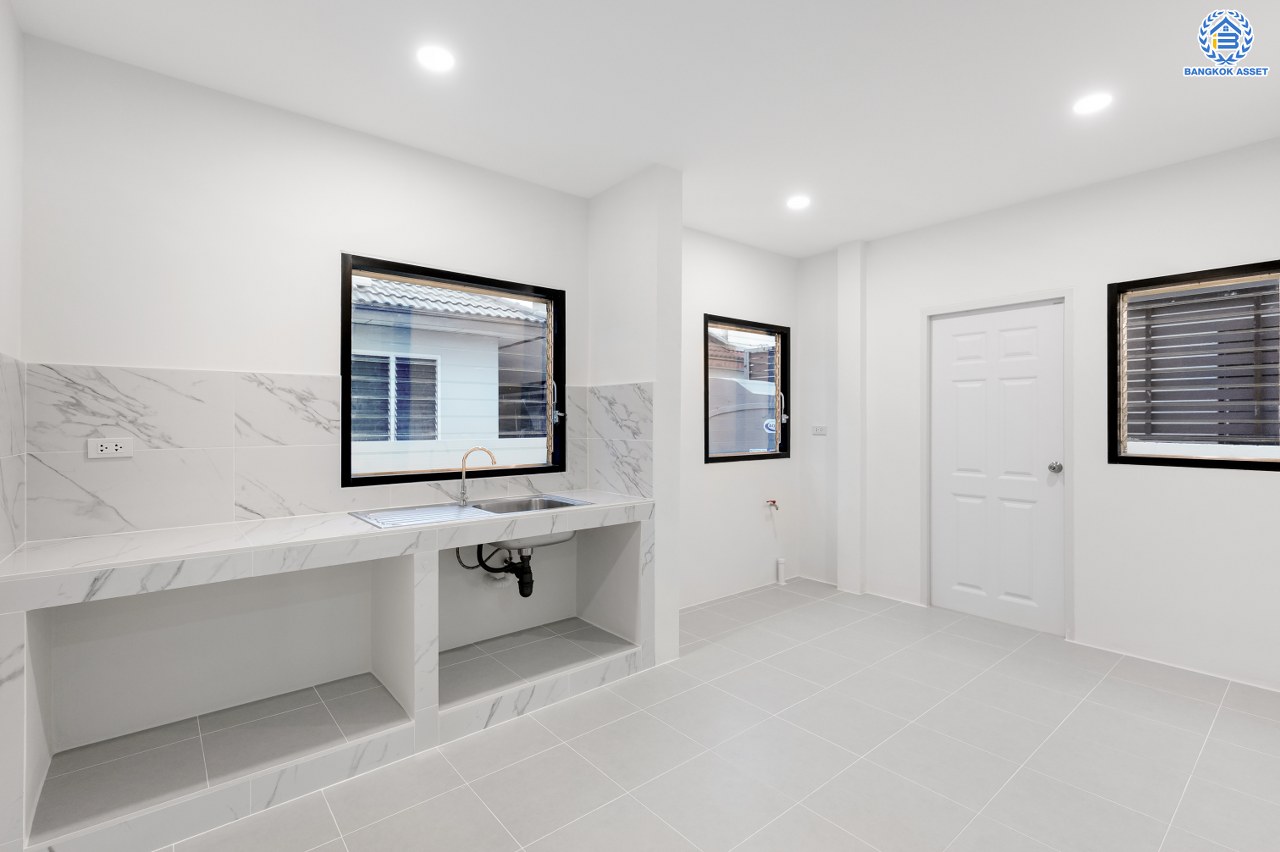 บ้านมือสองตกแต่งใหม่ คุณภาพแบรนด์ LH โครงการ ชลลดา บางบัวทอง เนื้อที่ 76 ตร.ว. พื้นที่ใช้สอย 230.18 ตร.ม. ตกแต่งหรูหรา ฟังก์ชันจัดเต็ม 3 ห้องนอน 2 ห้องน้ำ 1 ห้องอเนกประสงค์ จอดรถได้ 2 คัน พร้อม Facilities ครบ! บนทำเลคุณภาพ เชื่อมต่อได้หลายเส้นทาง ใกล้เซ็นทรัลเวสต์เกต และรถไฟฟ้าสายสีม่วง "สถานีบางพลู"