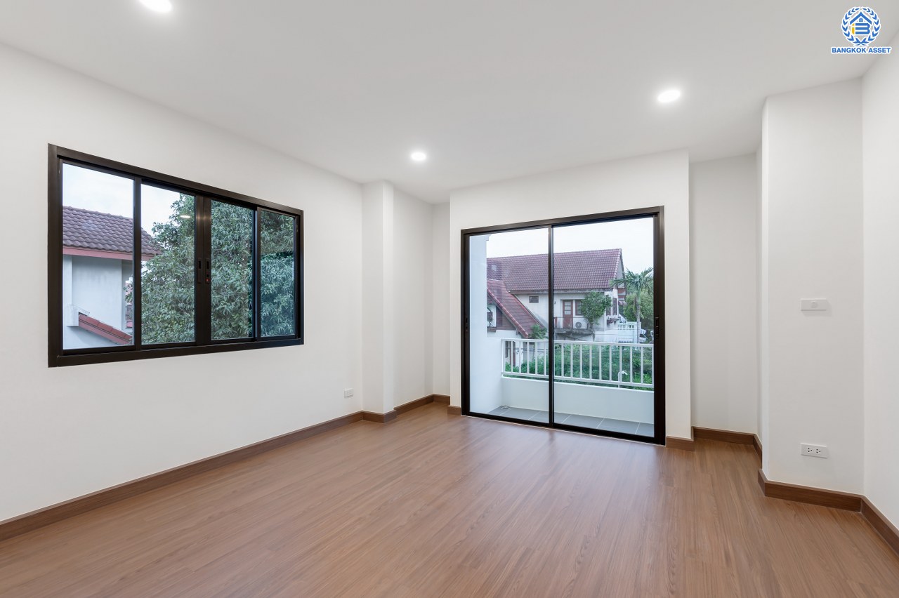 บ้านมือสองตกแต่งใหม่ คุณภาพแบรนด์ LH โครงการ ชลลดา บางบัวทอง เนื้อที่ 76 ตร.ว. พื้นที่ใช้สอย 230.18 ตร.ม. ตกแต่งหรูหรา ฟังก์ชันจัดเต็ม 3 ห้องนอน 2 ห้องน้ำ 1 ห้องอเนกประสงค์ จอดรถได้ 2 คัน พร้อม Facilities ครบ! บนทำเลคุณภาพ เชื่อมต่อได้หลายเส้นทาง ใกล้เซ็นทรัลเวสต์เกต และรถไฟฟ้าสายสีม่วง "สถานีบางพลู"