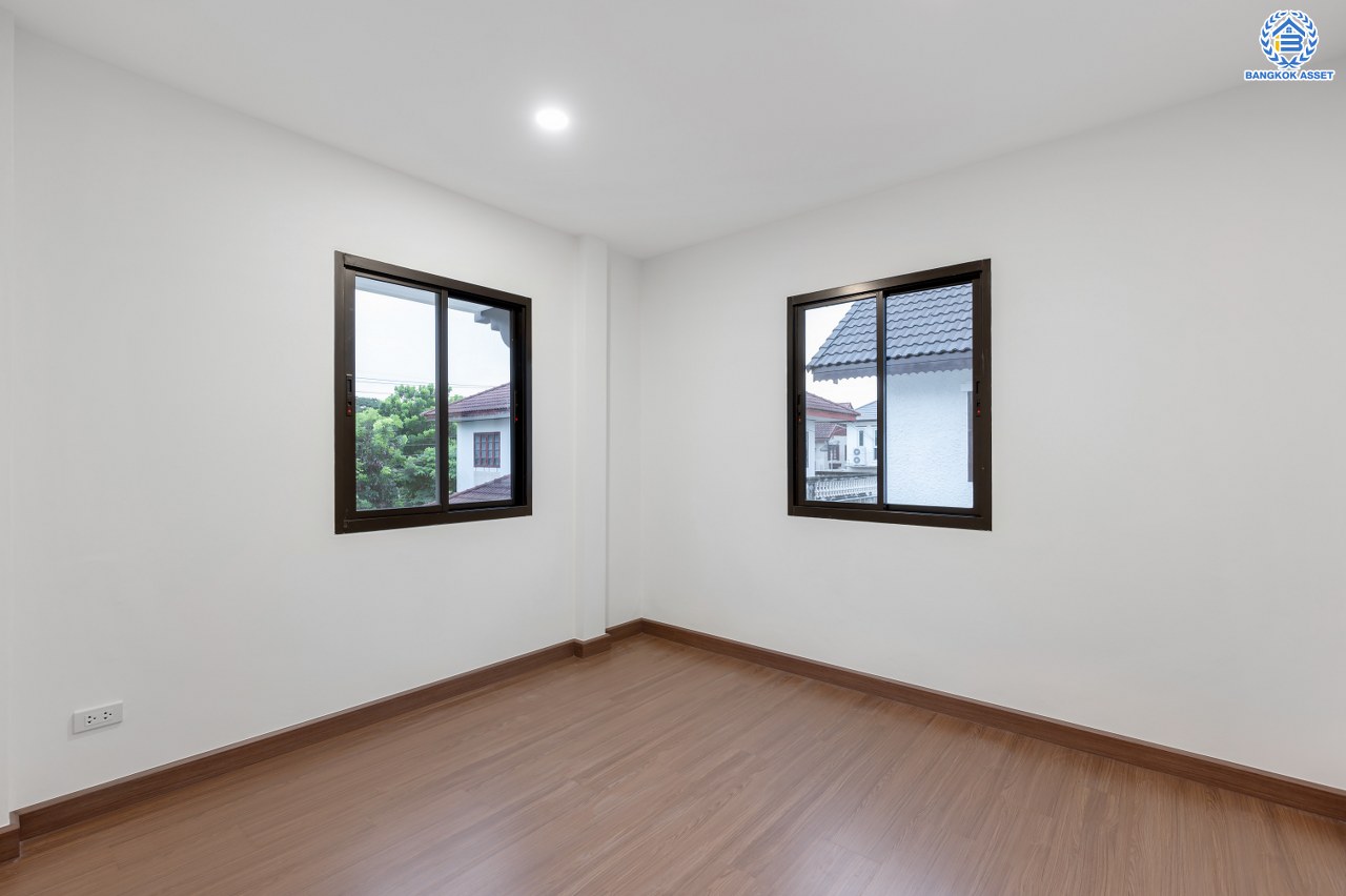 บ้านมือสองตกแต่งใหม่ คุณภาพแบรนด์ LH โครงการ ชลลดา บางบัวทอง เนื้อที่ 76 ตร.ว. พื้นที่ใช้สอย 230.18 ตร.ม. ตกแต่งหรูหรา ฟังก์ชันจัดเต็ม 3 ห้องนอน 2 ห้องน้ำ 1 ห้องอเนกประสงค์ จอดรถได้ 2 คัน พร้อม Facilities ครบ! บนทำเลคุณภาพ เชื่อมต่อได้หลายเส้นทาง ใกล้เซ็นทรัลเวสต์เกต และรถไฟฟ้าสายสีม่วง "สถานีบางพลู"