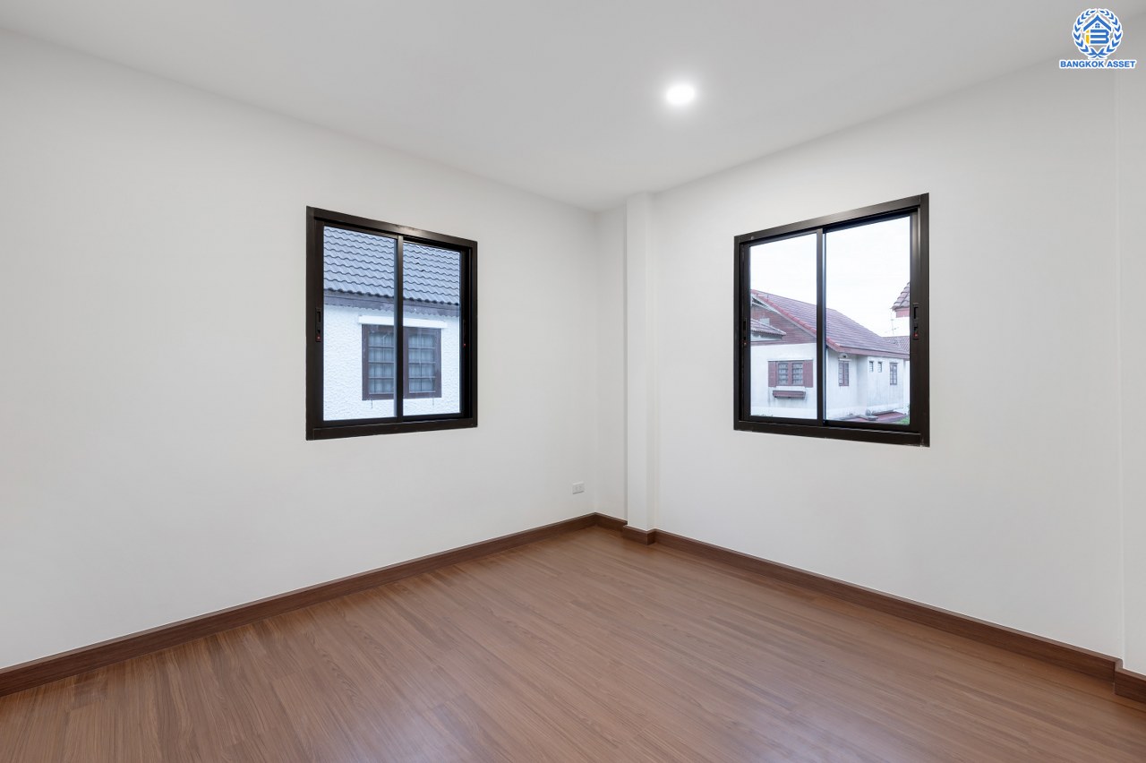 บ้านมือสองตกแต่งใหม่ คุณภาพแบรนด์ LH โครงการ ชลลดา บางบัวทอง เนื้อที่ 76 ตร.ว. พื้นที่ใช้สอย 230.18 ตร.ม. ตกแต่งหรูหรา ฟังก์ชันจัดเต็ม 3 ห้องนอน 2 ห้องน้ำ 1 ห้องอเนกประสงค์ จอดรถได้ 2 คัน พร้อม Facilities ครบ! บนทำเลคุณภาพ เชื่อมต่อได้หลายเส้นทาง ใกล้เซ็นทรัลเวสต์เกต และรถไฟฟ้าสายสีม่วง "สถานีบางพลู"