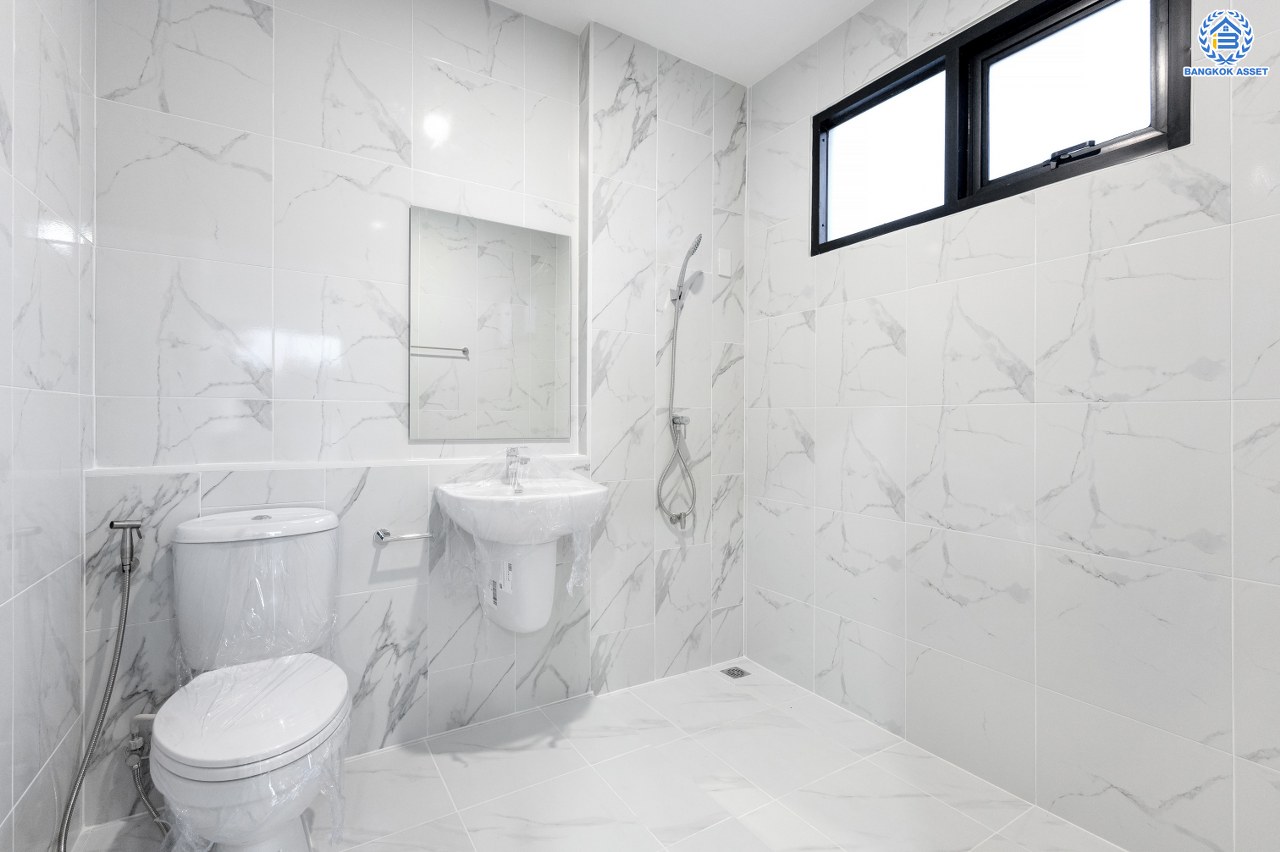 บ้านมือสองตกแต่งใหม่ คุณภาพแบรนด์ LH โครงการ ชลลดา บางบัวทอง เนื้อที่ 76 ตร.ว. พื้นที่ใช้สอย 230.18 ตร.ม. ตกแต่งหรูหรา ฟังก์ชันจัดเต็ม 3 ห้องนอน 2 ห้องน้ำ 1 ห้องอเนกประสงค์ จอดรถได้ 2 คัน พร้อม Facilities ครบ! บนทำเลคุณภาพ เชื่อมต่อได้หลายเส้นทาง ใกล้เซ็นทรัลเวสต์เกต และรถไฟฟ้าสายสีม่วง "สถานีบางพลู"