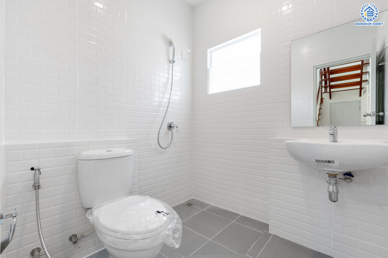 บ้านมือสองตกแต่งใหม่ โครงการ แลนซิโอ เพชรเกษม77 เนื้อที่ 50.00 ตร.ว. พื้นที่ใช้สอย 166.41 ตร.ม. ฟังก์ชันครบครัน 3 ห้องนอน 2 ห้องน้ำ 1 ที่จอดรถ บนทำเลเชื่อมต่อ ถนนเพชรเกษม ถนนกาญจนาภิเษก ถนนพุทธสาคร ถนนพุทธมณฑลสาย4 ใกล้ The Mall บางแค และใกล้รถไฟฟ้าสายสีน้ำเงิน "สถานีหลักสอง"