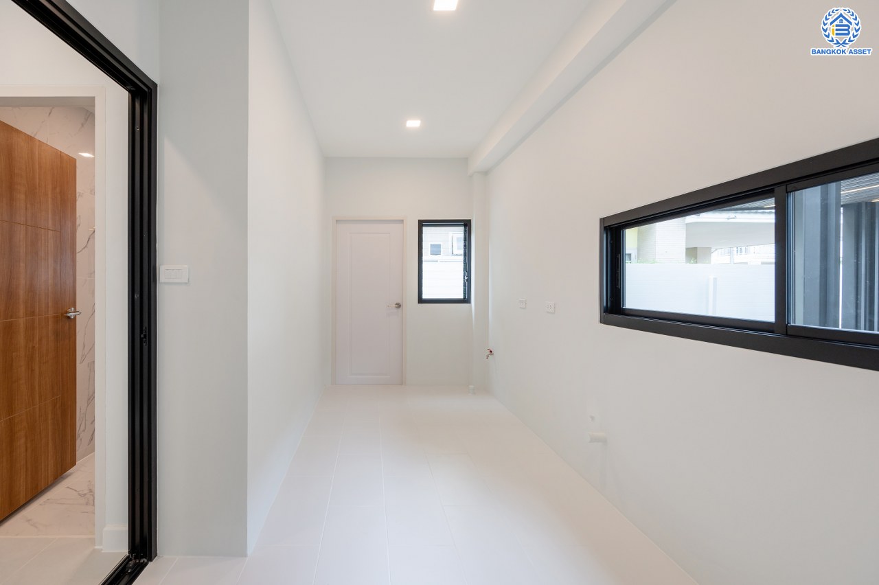 บ้านมือสองตกแต่งใหม่ โครงการ กฤษดานคร31 ปิ่นเกล้า ติดถนนบรมราชชนนี เนื้อที่กว้างถึง 99.00 ตร.ว. พื้นที่ใช้สอย 343.59 ตร.ม. พร้อมฟังก์ชัน 4 ห้องนอน 3 ห้องน้ำ จอดรถได้ 3 คัน บนทำเลเชื่อมต่อเมืองอย่างรวดเร็ว ใกล้ทางคู่ขนานลอยฟ้าบรมราชชนนี ทางด่วน "กาญจนาภิเษก" ม.มหิดล และเซ็นทรัลปิ่นเกล้า