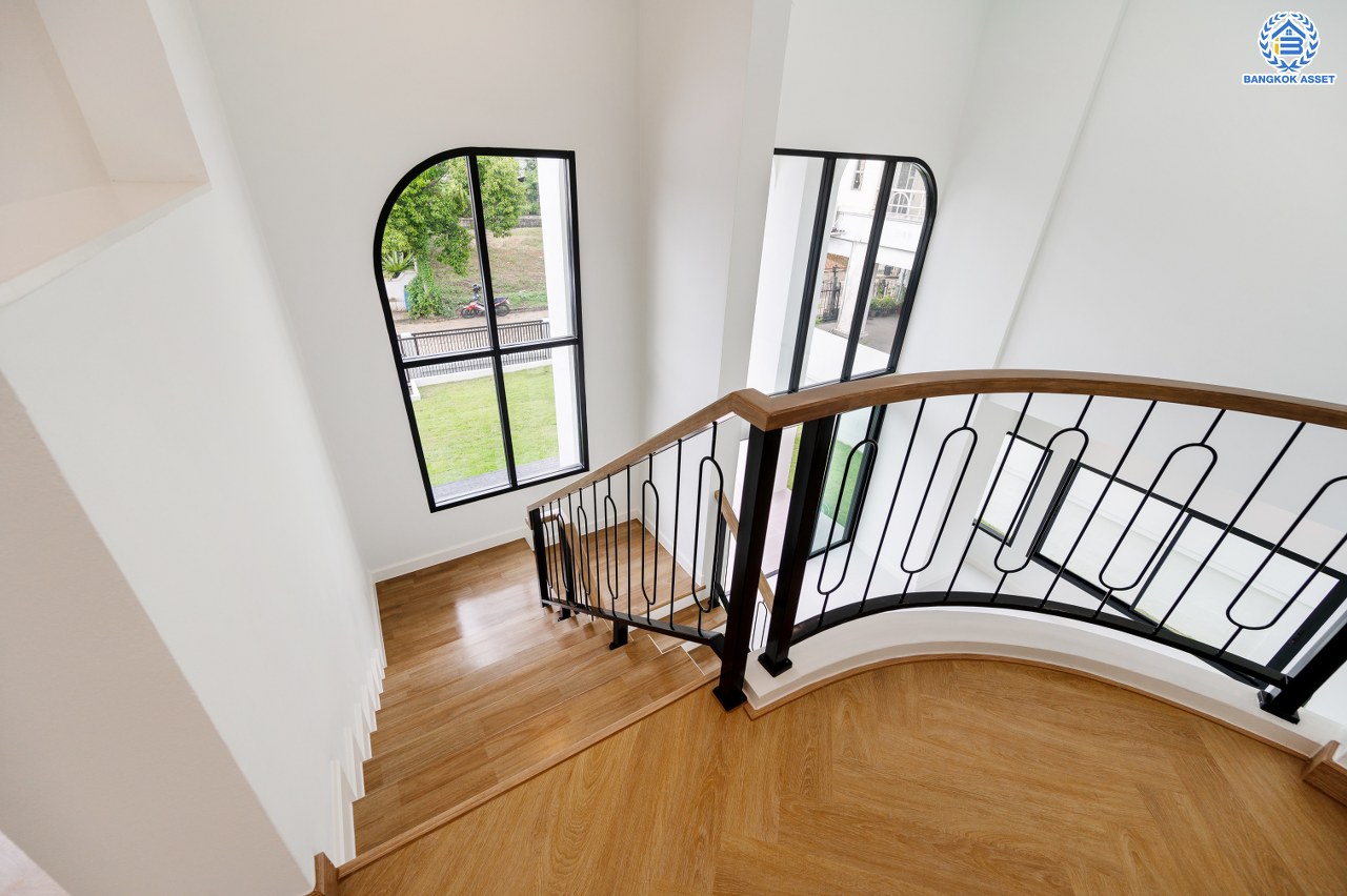 บ้านมือสองตกแต่งใหม่ โครงการ กฤษดานคร31 ปิ่นเกล้า ติดถนนบรมราชชนนี เนื้อที่กว้างถึง 99.00 ตร.ว. พื้นที่ใช้สอย 343.59 ตร.ม. พร้อมฟังก์ชัน 4 ห้องนอน 3 ห้องน้ำ จอดรถได้ 3 คัน บนทำเลเชื่อมต่อเมืองอย่างรวดเร็ว ใกล้ทางคู่ขนานลอยฟ้าบรมราชชนนี ทางด่วน "กาญจนาภิเษก" ม.มหิดล และเซ็นทรัลปิ่นเกล้า