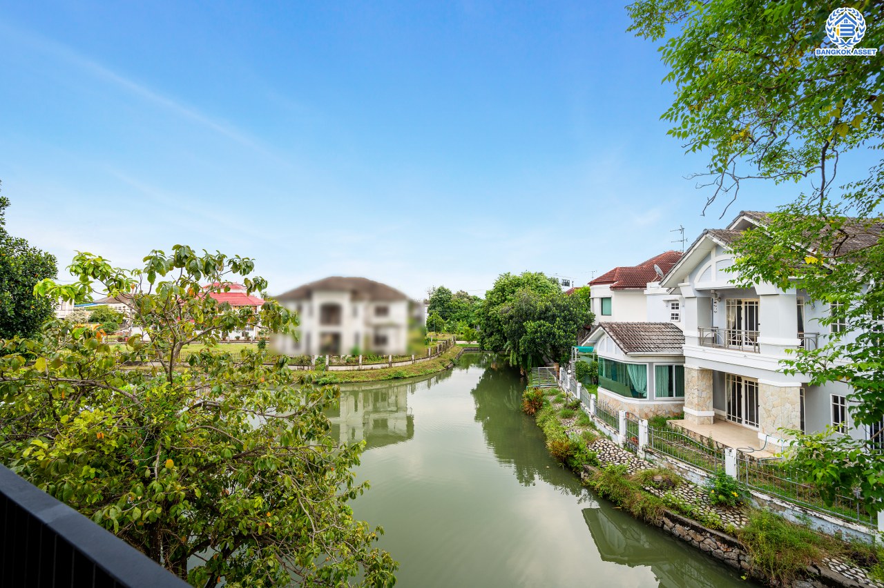 บ้านมือสองตกแต่งใหม่ โครงการ กฤษดานคร31 ปิ่นเกล้า ติดถนนบรมราชชนนี เนื้อที่กว้างถึง 99.00 ตร.ว. พื้นที่ใช้สอย 343.59 ตร.ม. พร้อมฟังก์ชัน 4 ห้องนอน 3 ห้องน้ำ จอดรถได้ 3 คัน บนทำเลเชื่อมต่อเมืองอย่างรวดเร็ว ใกล้ทางคู่ขนานลอยฟ้าบรมราชชนนี ทางด่วน "กาญจนาภิเษก" ม.มหิดล และเซ็นทรัลปิ่นเกล้า