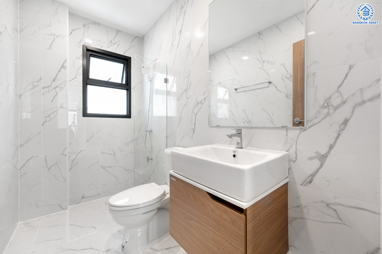 บ้านมือสองตกแต่งใหม่ โครงการ กฤษดานคร31 ปิ่นเกล้า ติดถนนบรมราชชนนี เนื้อที่กว้างถึง 99.00 ตร.ว. พื้นที่ใช้สอย 343.59 ตร.ม. พร้อมฟังก์ชัน 4 ห้องนอน 3 ห้องน้ำ จอดรถได้ 3 คัน บนทำเลเชื่อมต่อเมืองอย่างรวดเร็ว ใกล้ทางคู่ขนานลอยฟ้าบรมราชชนนี ทางด่วน "กาญจนาภิเษก" ม.มหิดล และเซ็นทรัลปิ่นเกล้า