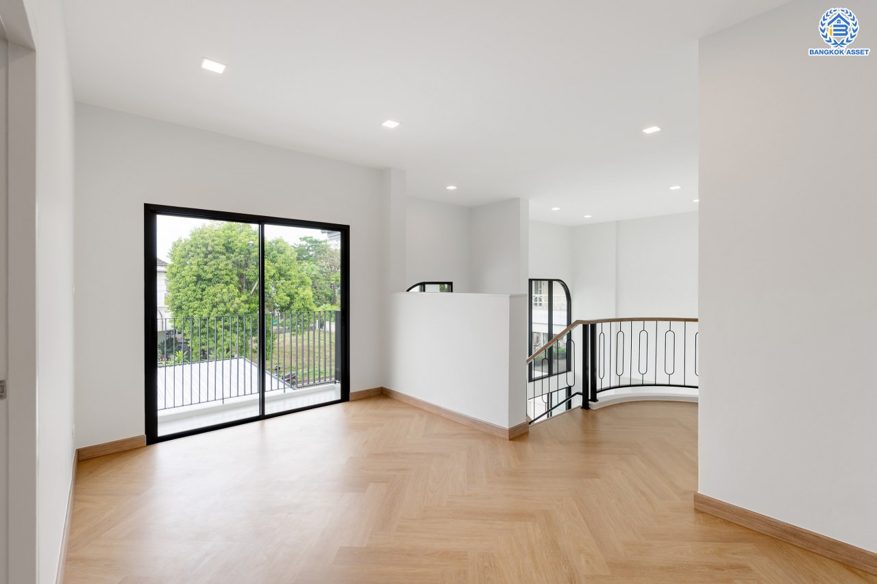 บ้านมือสองตกแต่งใหม่ โครงการ กฤษดานคร31 ปิ่นเกล้า ติดถนนบรมราชชนนี เนื้อที่กว้างถึง 99.00 ตร.ว. พื้นที่ใช้สอย 343.59 ตร.ม. พร้อมฟังก์ชัน 4 ห้องนอน 3 ห้องน้ำ จอดรถได้ 3 คัน บนทำเลเชื่อมต่อเมืองอย่างรวดเร็ว ใกล้ทางคู่ขนานลอยฟ้าบรมราชชนนี ทางด่วน "กาญจนาภิเษก" ม.มหิดล และเซ็นทรัลปิ่นเกล้า