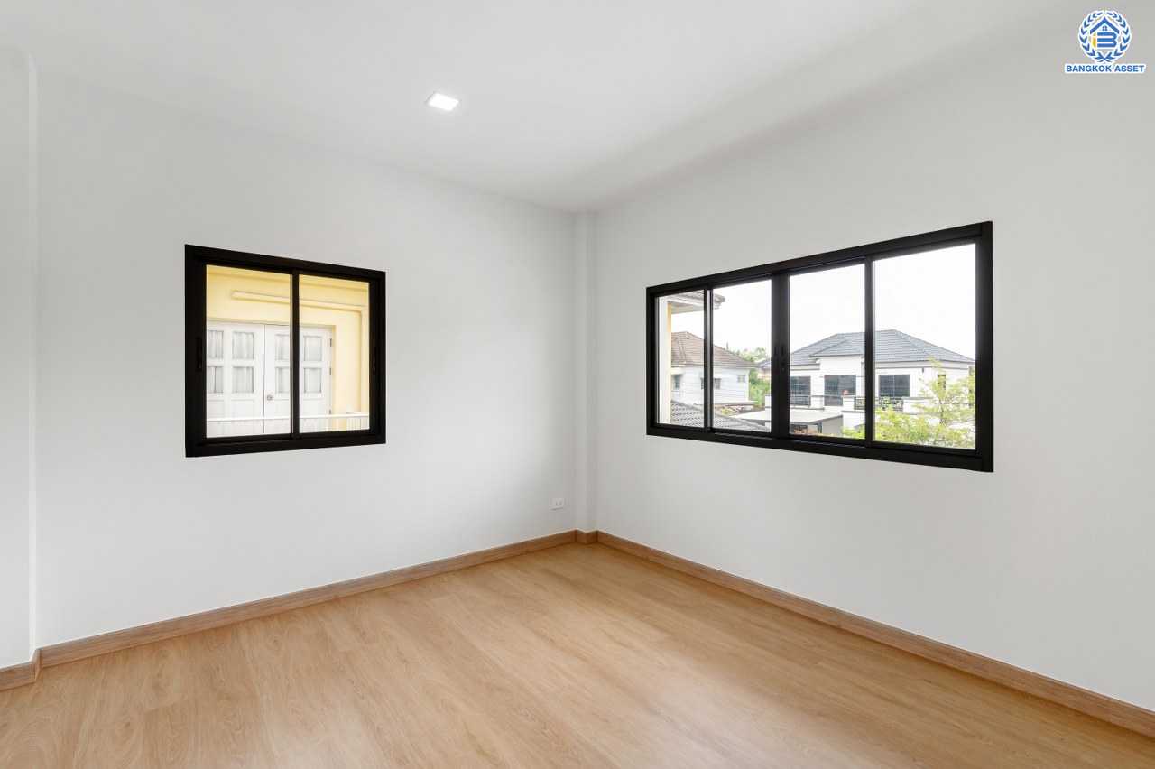 บ้านมือสองตกแต่งใหม่ โครงการ กฤษดานคร31 ปิ่นเกล้า ติดถนนบรมราชชนนี เนื้อที่กว้างถึง 99.00 ตร.ว. พื้นที่ใช้สอย 343.59 ตร.ม. พร้อมฟังก์ชัน 4 ห้องนอน 3 ห้องน้ำ จอดรถได้ 3 คัน บนทำเลเชื่อมต่อเมืองอย่างรวดเร็ว ใกล้ทางคู่ขนานลอยฟ้าบรมราชชนนี ทางด่วน "กาญจนาภิเษก" ม.มหิดล และเซ็นทรัลปิ่นเกล้า