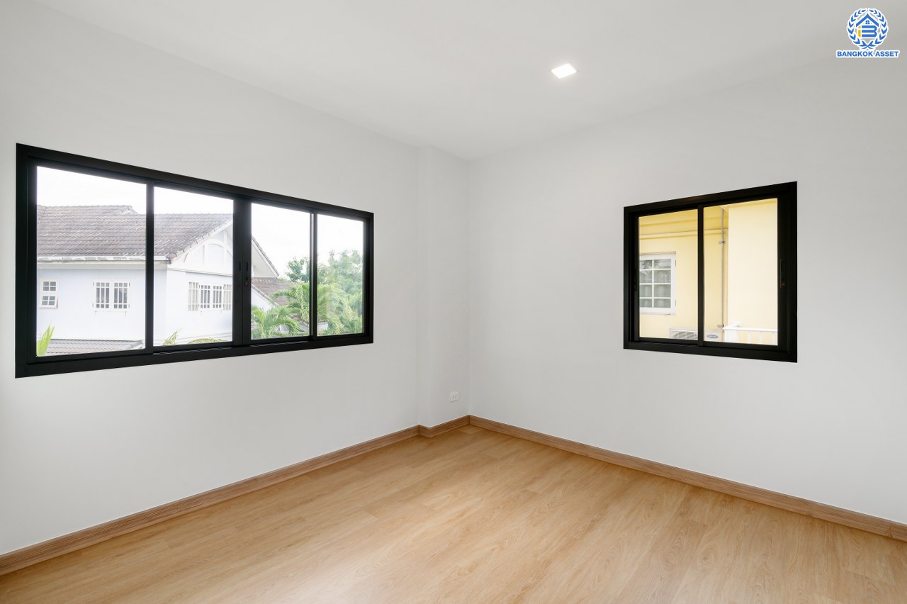 บ้านมือสองตกแต่งใหม่ โครงการ กฤษดานคร31 ปิ่นเกล้า ติดถนนบรมราชชนนี เนื้อที่กว้างถึง 99.00 ตร.ว. พื้นที่ใช้สอย 343.59 ตร.ม. พร้อมฟังก์ชัน 4 ห้องนอน 3 ห้องน้ำ จอดรถได้ 3 คัน บนทำเลเชื่อมต่อเมืองอย่างรวดเร็ว ใกล้ทางคู่ขนานลอยฟ้าบรมราชชนนี ทางด่วน "กาญจนาภิเษก" ม.มหิดล และเซ็นทรัลปิ่นเกล้า