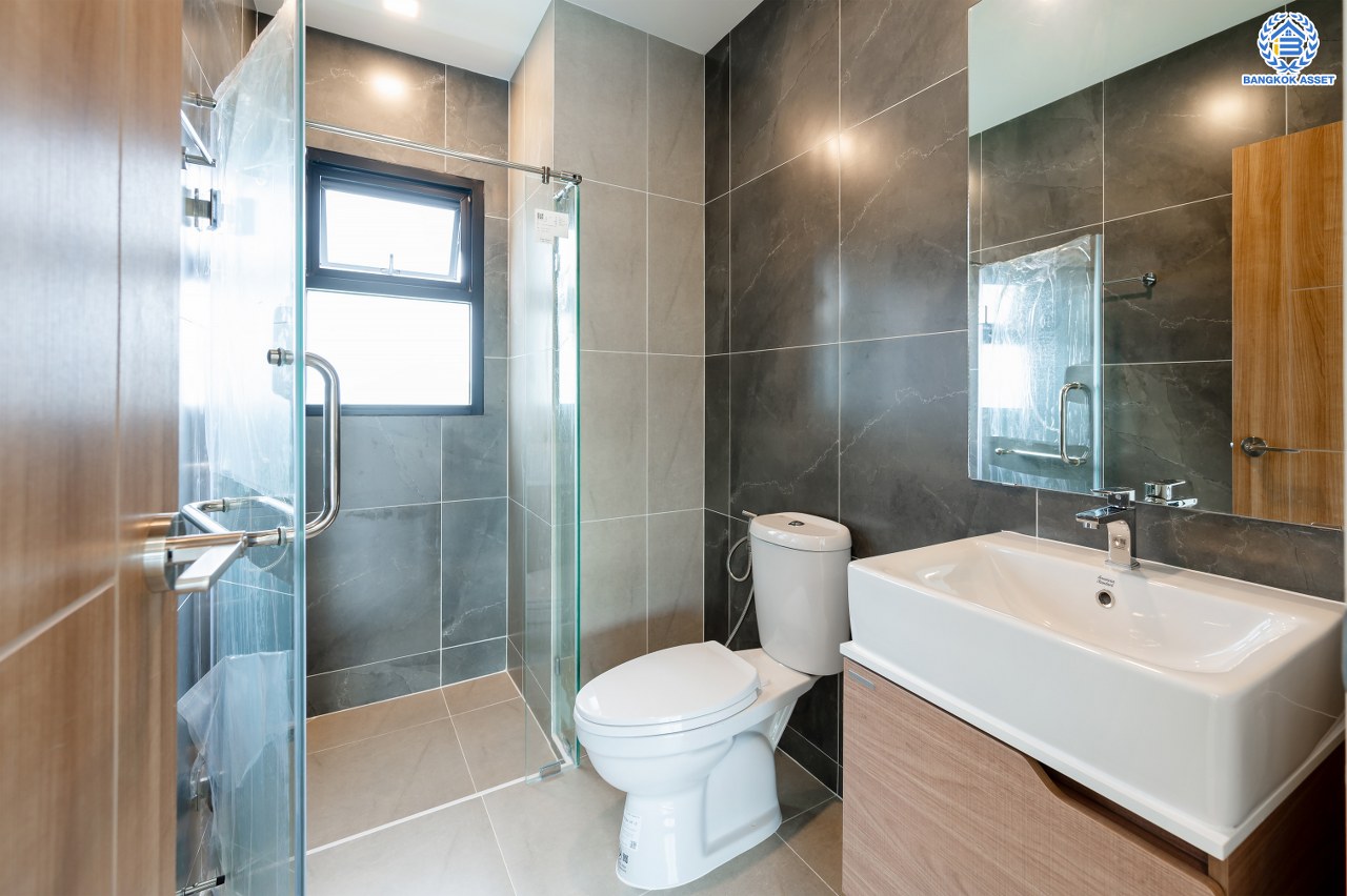 บ้านมือสองตกแต่งใหม่ โครงการ กฤษดานคร31 ปิ่นเกล้า ติดถนนบรมราชชนนี เนื้อที่กว้างถึง 99.00 ตร.ว. พื้นที่ใช้สอย 343.59 ตร.ม. พร้อมฟังก์ชัน 4 ห้องนอน 3 ห้องน้ำ จอดรถได้ 3 คัน บนทำเลเชื่อมต่อเมืองอย่างรวดเร็ว ใกล้ทางคู่ขนานลอยฟ้าบรมราชชนนี ทางด่วน "กาญจนาภิเษก" ม.มหิดล และเซ็นทรัลปิ่นเกล้า