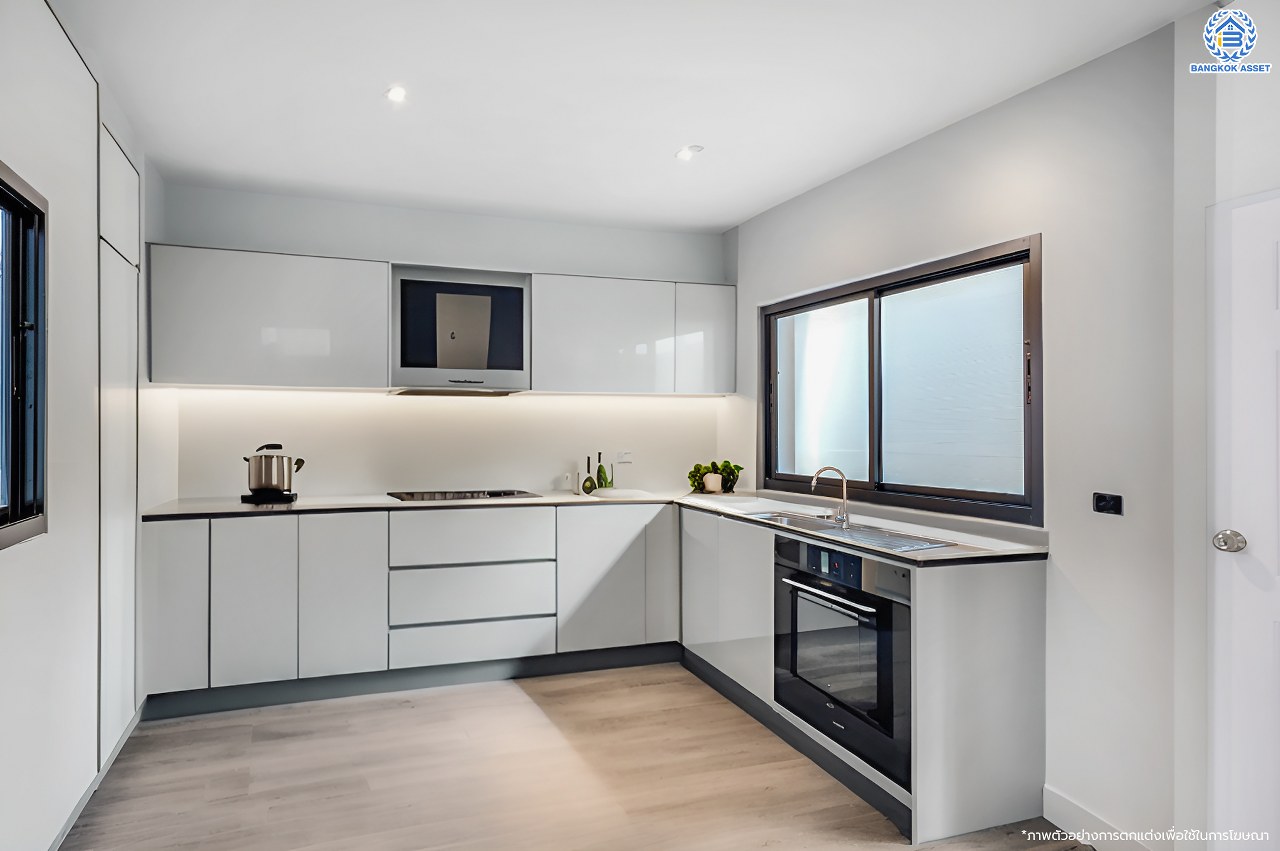 บ้านมือสองตกแต่งใหม่ โครงการ กฤษดานคร18 พุทธมณฑลสาย3 เนื้อที่ 40.00 ตร.ว. บนพื้นที่ใช้สอย 216.72 ตร.ม. ฟังก์ชัน 3 ห้องนอน 2 ห้องน้ำ จอดรถได้ 1 คัน บนทำเลศักยภาพเชื่อมต่อถนนพุทธมณฑลสาย3, ถนนบรมราชชนนี, ถนนอุทยาน, ถนนอักษะ, ถนนพุทธมณฑลสาย2  ใกล้เซ็นทรัลปิ่นเกล้า ม.มหิดล และทางด่วน "ศรีรัช"...