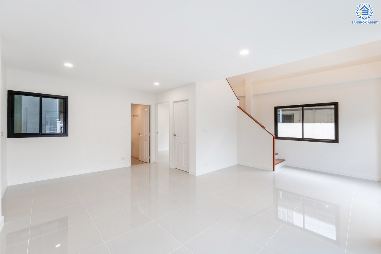 บ้านมือสองตกแต่งใหม่ โครงการ กฤษดานคร18 พุทธมณฑลสาย3 เนื้อที่ 40.00 ตร.ว. บนพื้นที่ใช้สอย 216.72 ตร.ม. ฟังก์ชัน 3 ห้องนอน 2 ห้องน้ำ จอดรถได้ 1 คัน บนทำเลศักยภาพเชื่อมต่อถนนพุทธมณฑลสาย3, ถนนบรมราชชนนี, ถนนอุทยาน, ถนนอักษะ, ถนนพุทธมณฑลสาย2  ใกล้เซ็นทรัลปิ่นเกล้า ม.มหิดล และทางด่วน "ศรีรัช"...