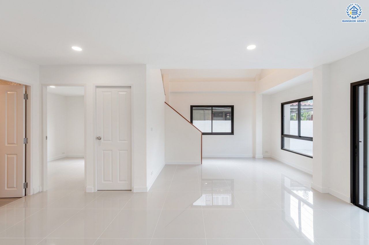 บ้านมือสองตกแต่งใหม่ โครงการ กฤษดานคร18 พุทธมณฑลสาย3 เนื้อที่ 40.00 ตร.ว. บนพื้นที่ใช้สอย 216.72 ตร.ม. ฟังก์ชัน 3 ห้องนอน 2 ห้องน้ำ จอดรถได้ 1 คัน บนทำเลศักยภาพเชื่อมต่อถนนพุทธมณฑลสาย3, ถนนบรมราชชนนี, ถนนอุทยาน, ถนนอักษะ, ถนนพุทธมณฑลสาย2  ใกล้เซ็นทรัลปิ่นเกล้า ม.มหิดล และทางด่วน "ศรีรัช"...