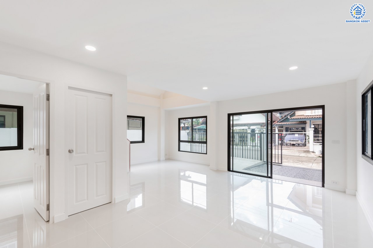 บ้านมือสองตกแต่งใหม่ โครงการ กฤษดานคร18 พุทธมณฑลสาย3 เนื้อที่ 40.00 ตร.ว. บนพื้นที่ใช้สอย 216.72 ตร.ม. ฟังก์ชัน 3 ห้องนอน 2 ห้องน้ำ จอดรถได้ 1 คัน บนทำเลศักยภาพเชื่อมต่อถนนพุทธมณฑลสาย3, ถนนบรมราชชนนี, ถนนอุทยาน, ถนนอักษะ, ถนนพุทธมณฑลสาย2  ใกล้เซ็นทรัลปิ่นเกล้า ม.มหิดล และทางด่วน "ศรีรัช"...