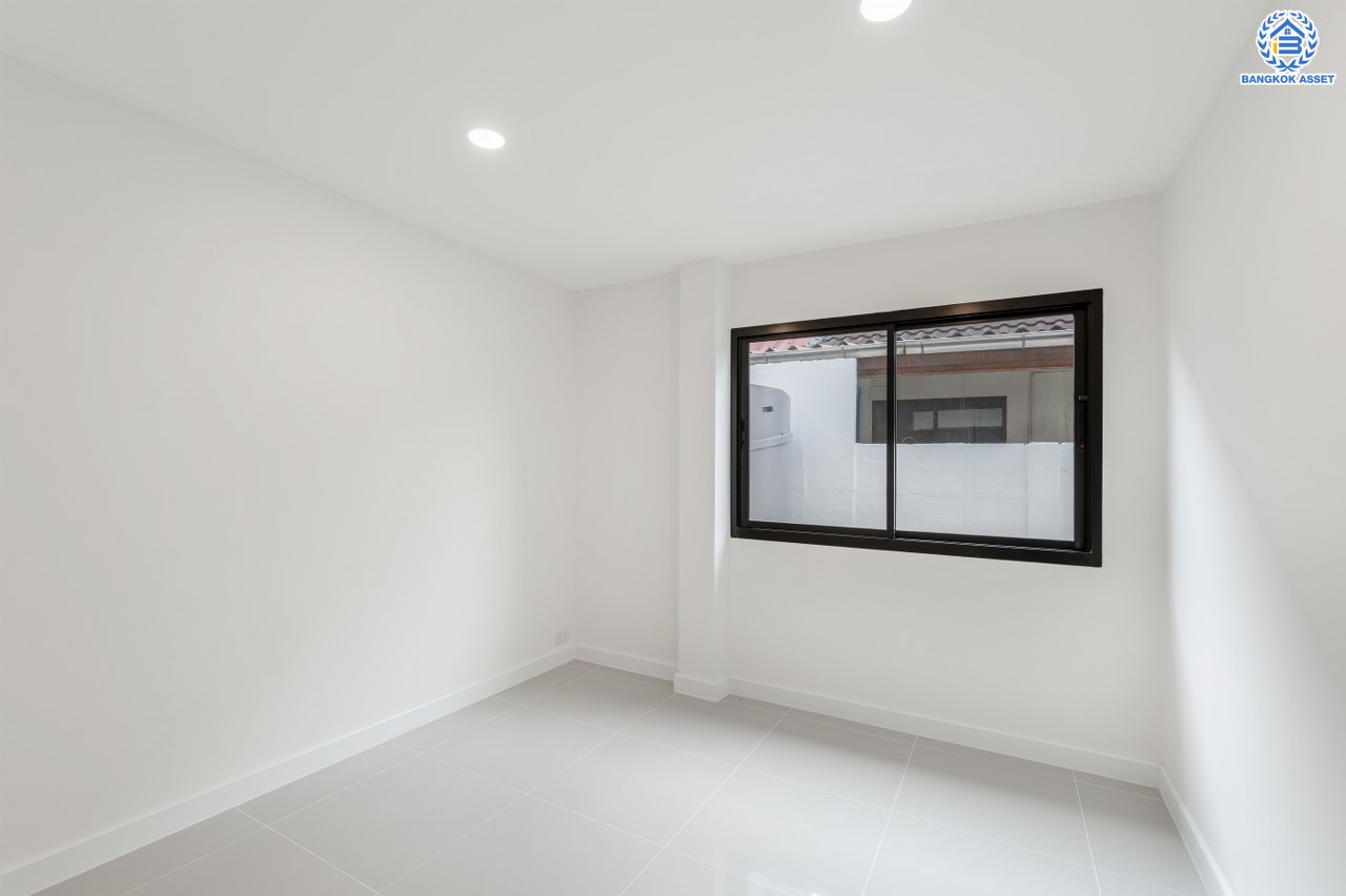 บ้านมือสองตกแต่งใหม่ โครงการ กฤษดานคร18 พุทธมณฑลสาย3 เนื้อที่ 40.00 ตร.ว. บนพื้นที่ใช้สอย 216.72 ตร.ม. ฟังก์ชัน 3 ห้องนอน 2 ห้องน้ำ จอดรถได้ 1 คัน บนทำเลศักยภาพเชื่อมต่อถนนพุทธมณฑลสาย3, ถนนบรมราชชนนี, ถนนอุทยาน, ถนนอักษะ, ถนนพุทธมณฑลสาย2  ใกล้เซ็นทรัลปิ่นเกล้า ม.มหิดล และทางด่วน "ศรีรัช"...