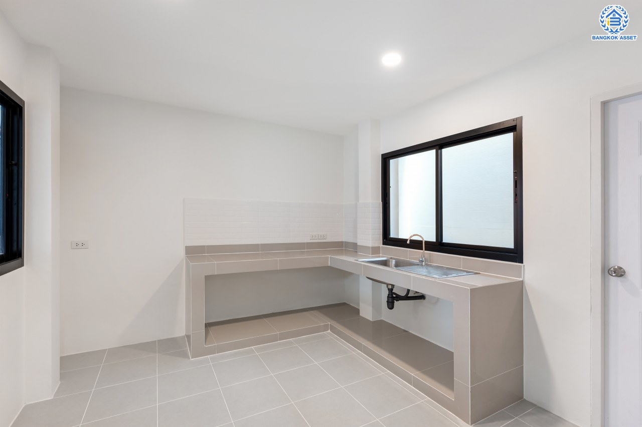 บ้านมือสองตกแต่งใหม่ โครงการ กฤษดานคร18 พุทธมณฑลสาย3 เนื้อที่ 40.00 ตร.ว. บนพื้นที่ใช้สอย 216.72 ตร.ม. ฟังก์ชัน 3 ห้องนอน 2 ห้องน้ำ จอดรถได้ 1 คัน บนทำเลศักยภาพเชื่อมต่อถนนพุทธมณฑลสาย3, ถนนบรมราชชนนี, ถนนอุทยาน, ถนนอักษะ, ถนนพุทธมณฑลสาย2  ใกล้เซ็นทรัลปิ่นเกล้า ม.มหิดล และทางด่วน "ศรีรัช"...