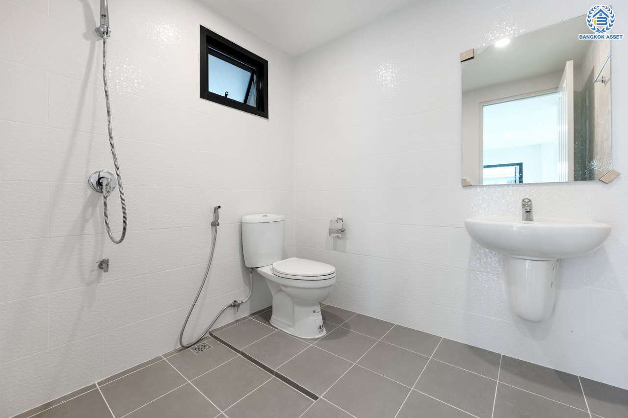 บ้านมือสองตกแต่งใหม่ โครงการ กฤษดานคร18 พุทธมณฑลสาย3 เนื้อที่ 40.00 ตร.ว. บนพื้นที่ใช้สอย 216.72 ตร.ม. ฟังก์ชัน 3 ห้องนอน 2 ห้องน้ำ จอดรถได้ 1 คัน บนทำเลศักยภาพเชื่อมต่อถนนพุทธมณฑลสาย3, ถนนบรมราชชนนี, ถนนอุทยาน, ถนนอักษะ, ถนนพุทธมณฑลสาย2  ใกล้เซ็นทรัลปิ่นเกล้า ม.มหิดล และทางด่วน "ศรีรัช"...